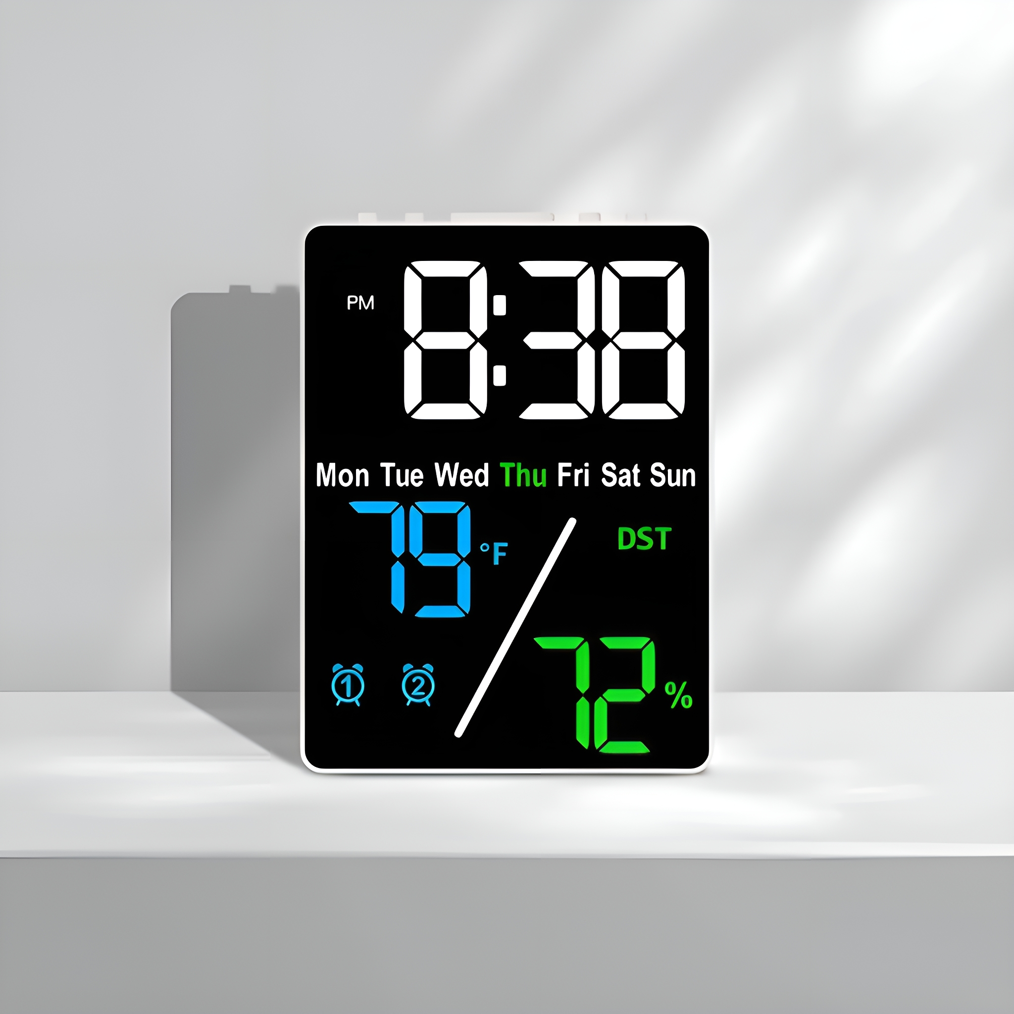 Eine Digitaluhr zeigt 8:38 Uhr an, mit Tag, Datum, Temperatur und Luftfeuchtigkeit.