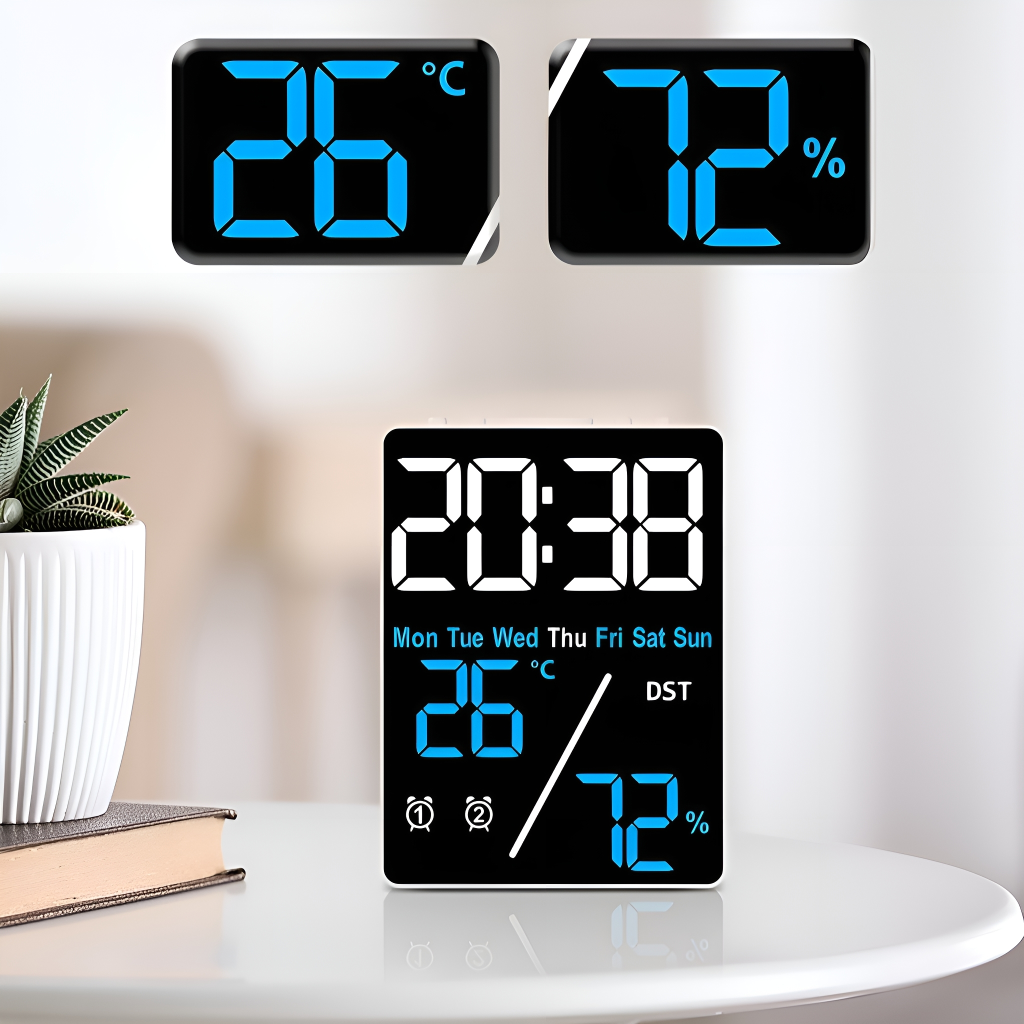 Eine Digitaluhr, die Zeit, Temperatur und Luftfeuchtigkeit in einem Schwarz-Weiß-Design anzeigt.