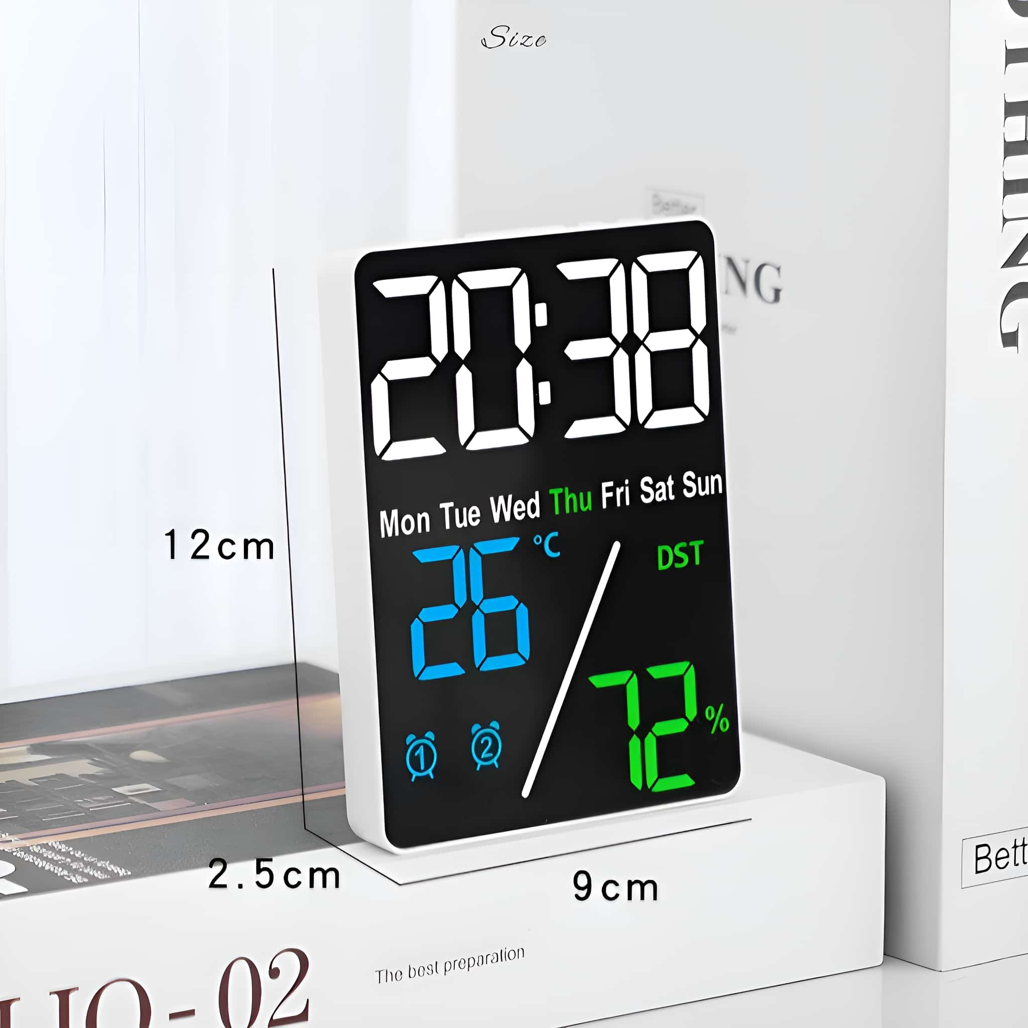 Digitaluhr mit Zeit, Datum, Temperatur und Luftfeuchtigkeit auf weißer Oberfläche.