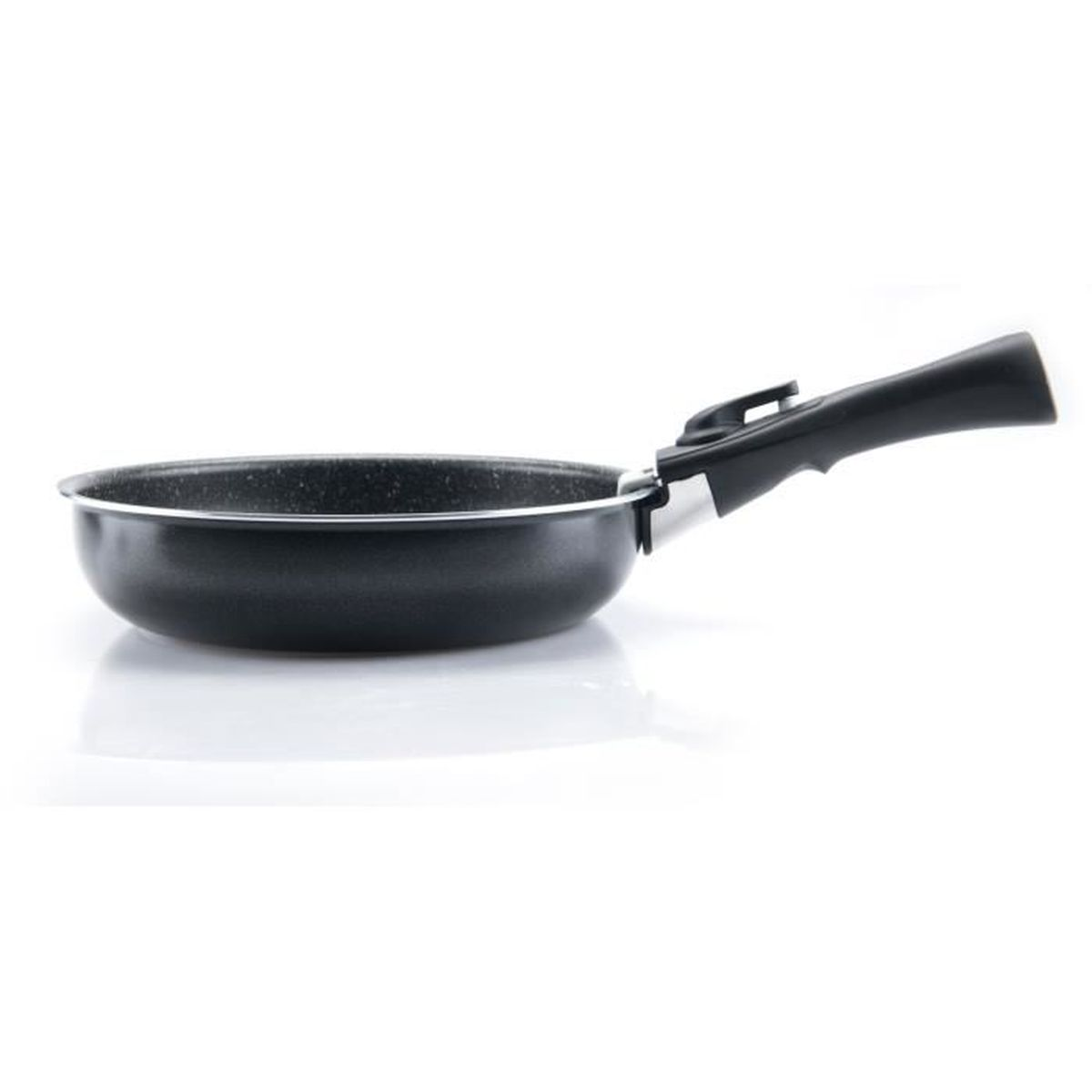 Schwarze Bratpfanne mit Griff auf weißem Hintergrund.