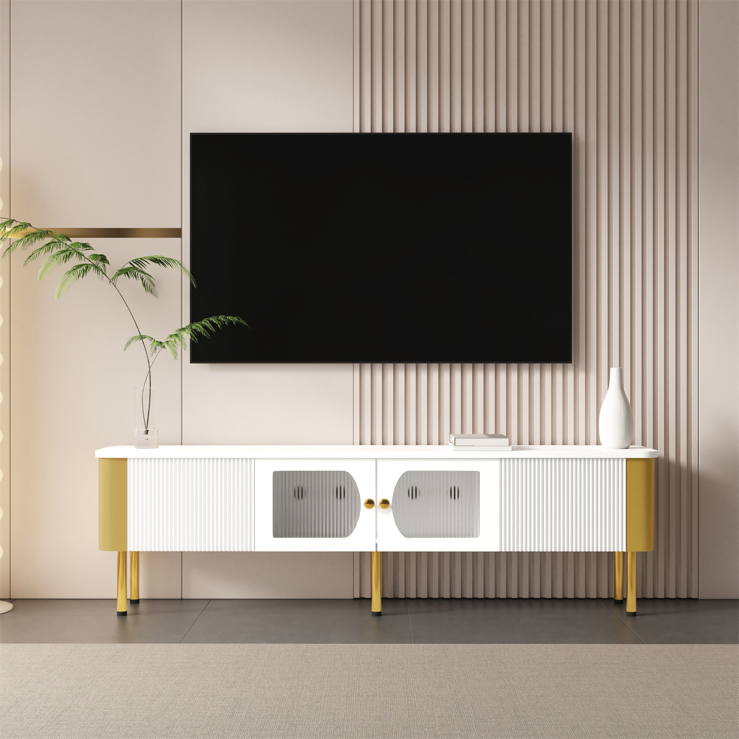 Eine moderne Wohnzimmerszene mit einem großen Fernseher. Unter dem Fernseher befindet sich ein weißes Sideboard mit goldenen Akzenten.