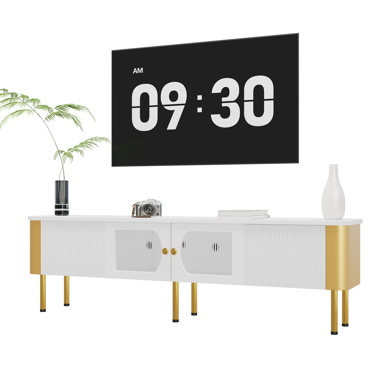 Ein langer weißer Schrank mit goldenen Beinen und einer Digitaluhr darüber. Eine Vase und Farn.