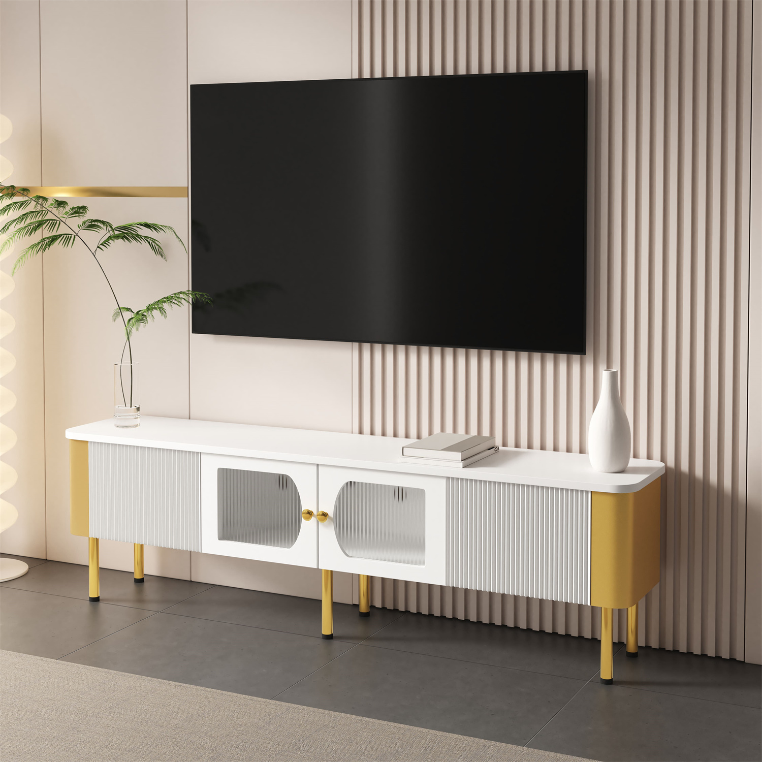 Weißer TV-Ständer mit goldenen Beinen, einem Fernseher und einer weißen Vase.
