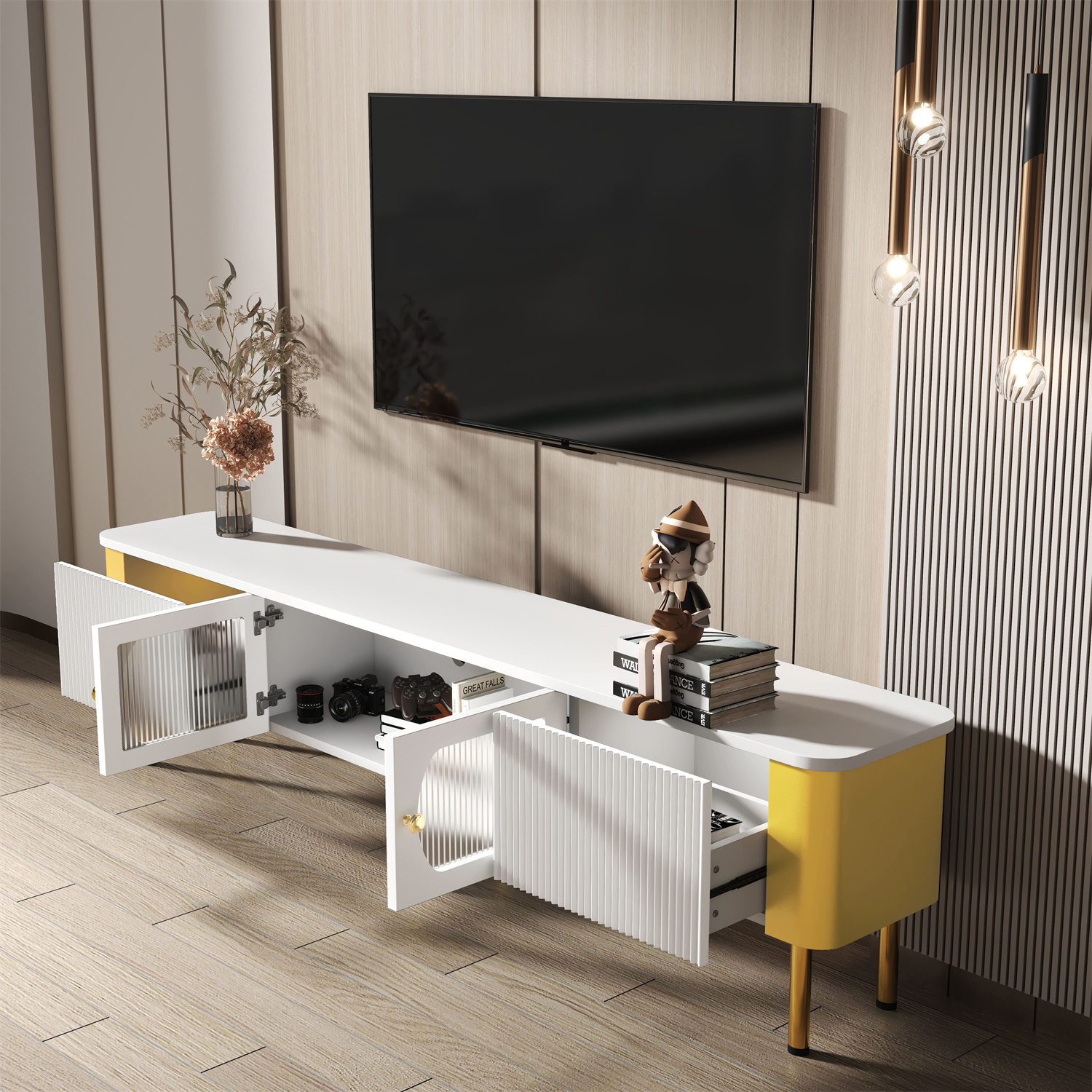 Ein weiß-gelber TV-Ständer mit einem Fernseher an der Wand und dekorativen Elementen.