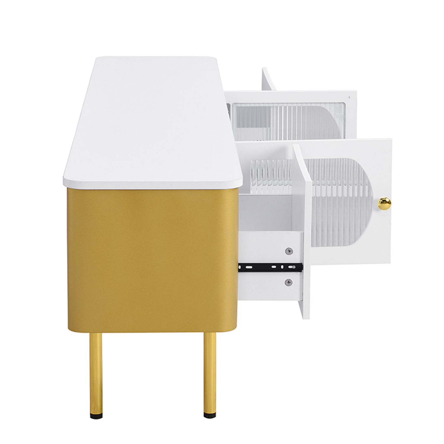 Weiß-goldener Schrank mit zwei geöffneten Türen, zeigt Regale.