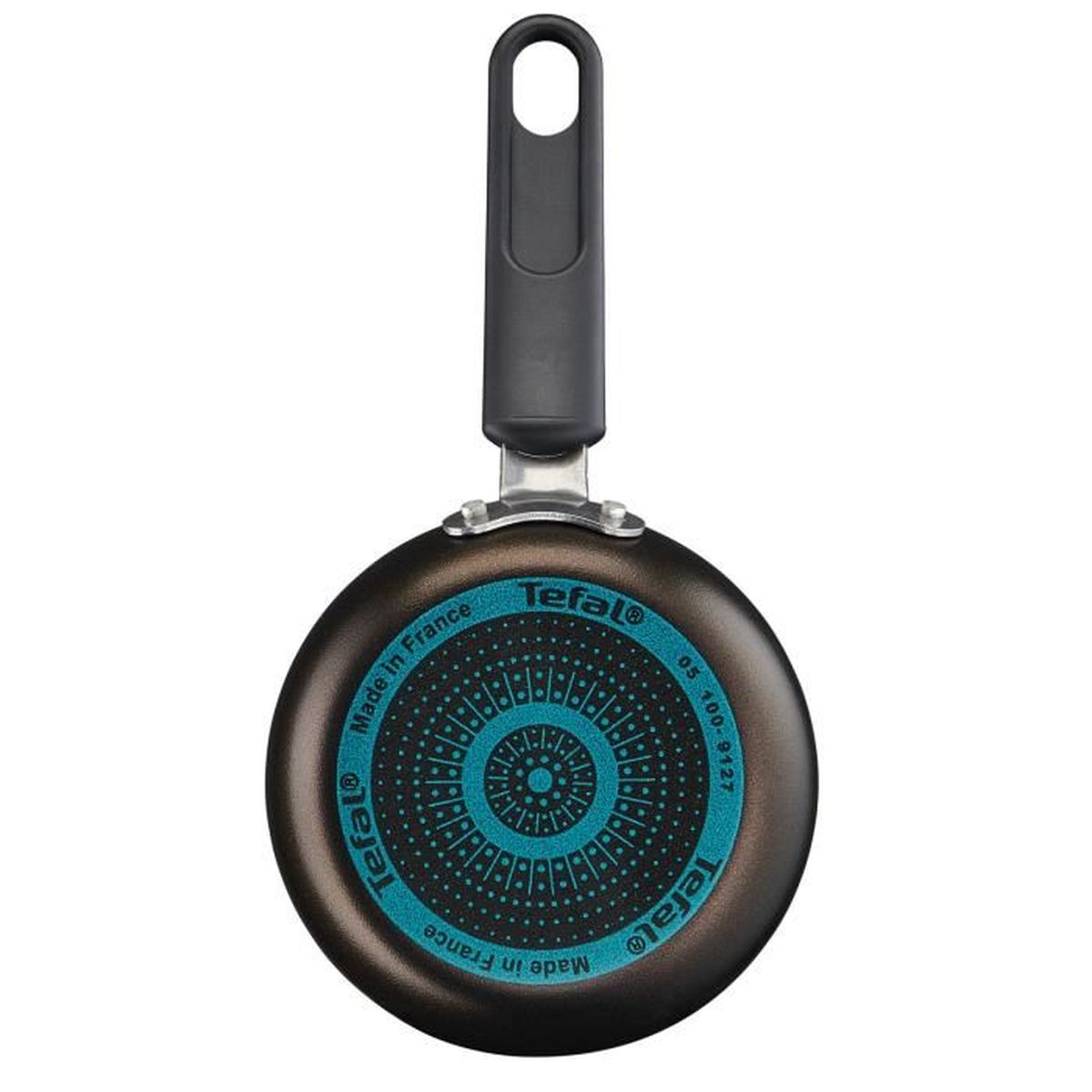 Vista inferior de una sartén negra con mango negro y diseño interior azul.
