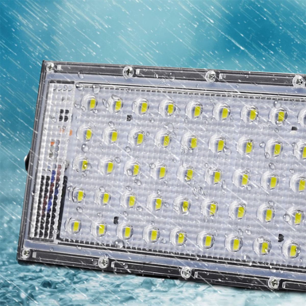 Rechteckiger LED-Flutlichtstrahler mit Wassertropfen, auf blauem Hintergrund.