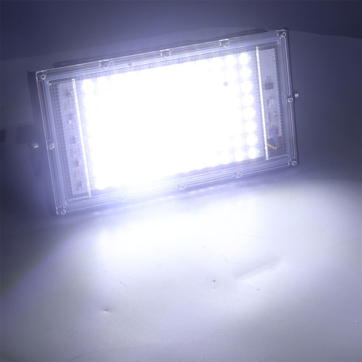 Helles, weißes LED-Panel, das intensives Licht ausstrahlt. Auf hellgrauer Oberfläche.