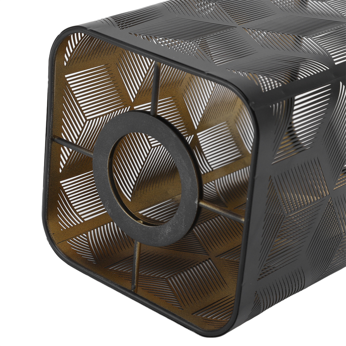 Schwarzer Lampenschirm mit geometrischem Design auf weißem Hintergrund.