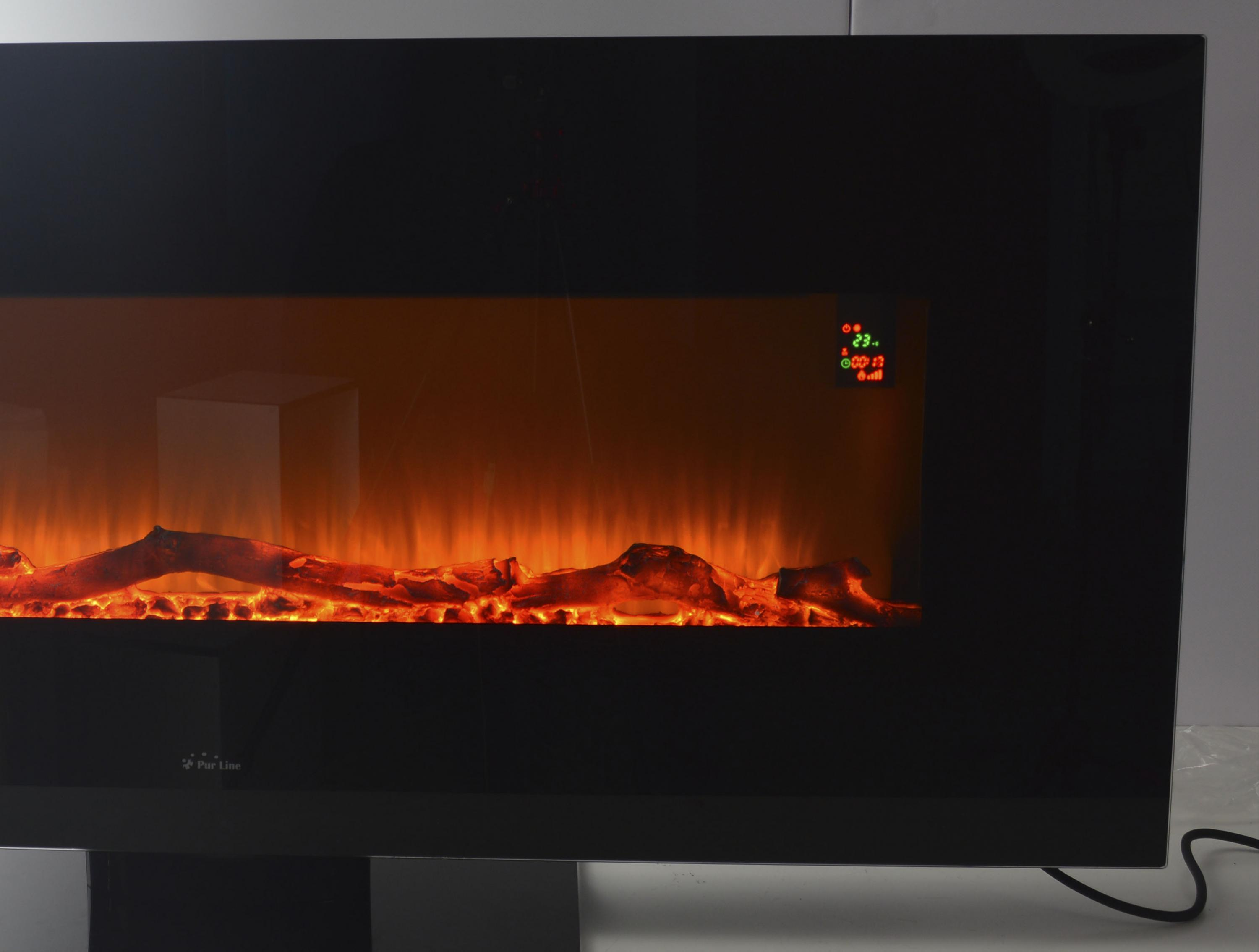 Chimenea eléctrica negra con efecto fuego, con fondo oscuro.