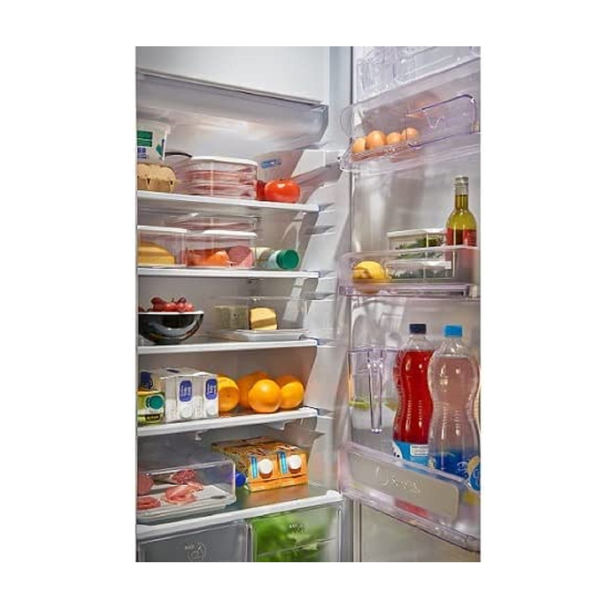Offener Kühlschrank mit Lebensmitteln auf Regalen, darunter Obst, Gemüse und Behälter.