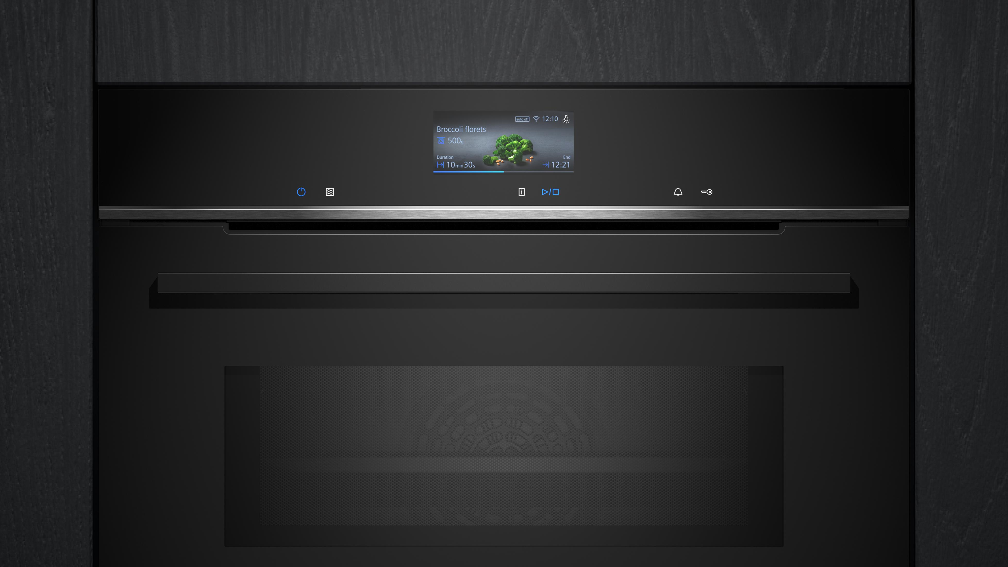 Un horno negro empotrado con una pantalla digital que muestra un programa de cocción y detalles de tiempo.