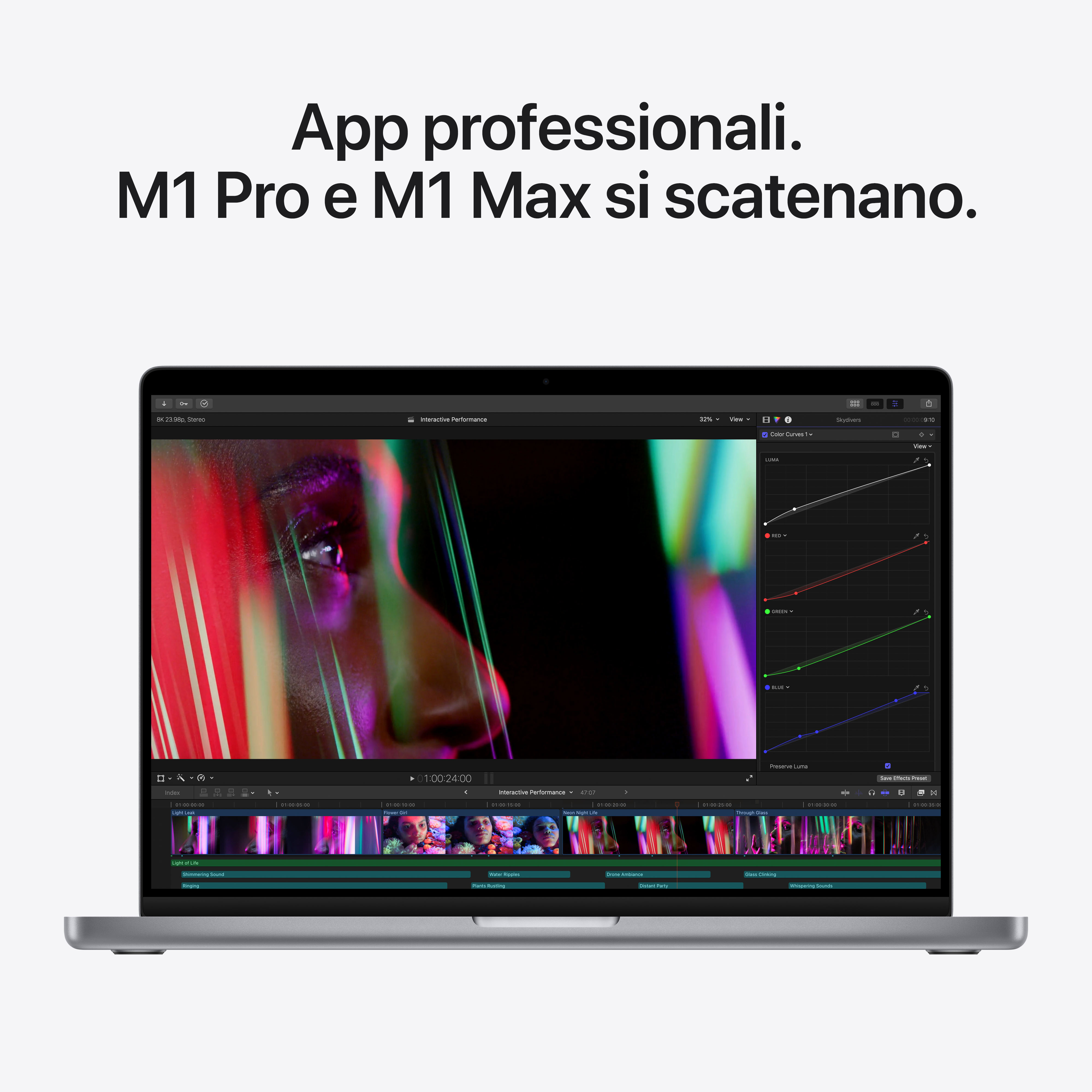 Schermo del laptop che mostra l'interfaccia di un software di editing video. Volto di donna riflesso.