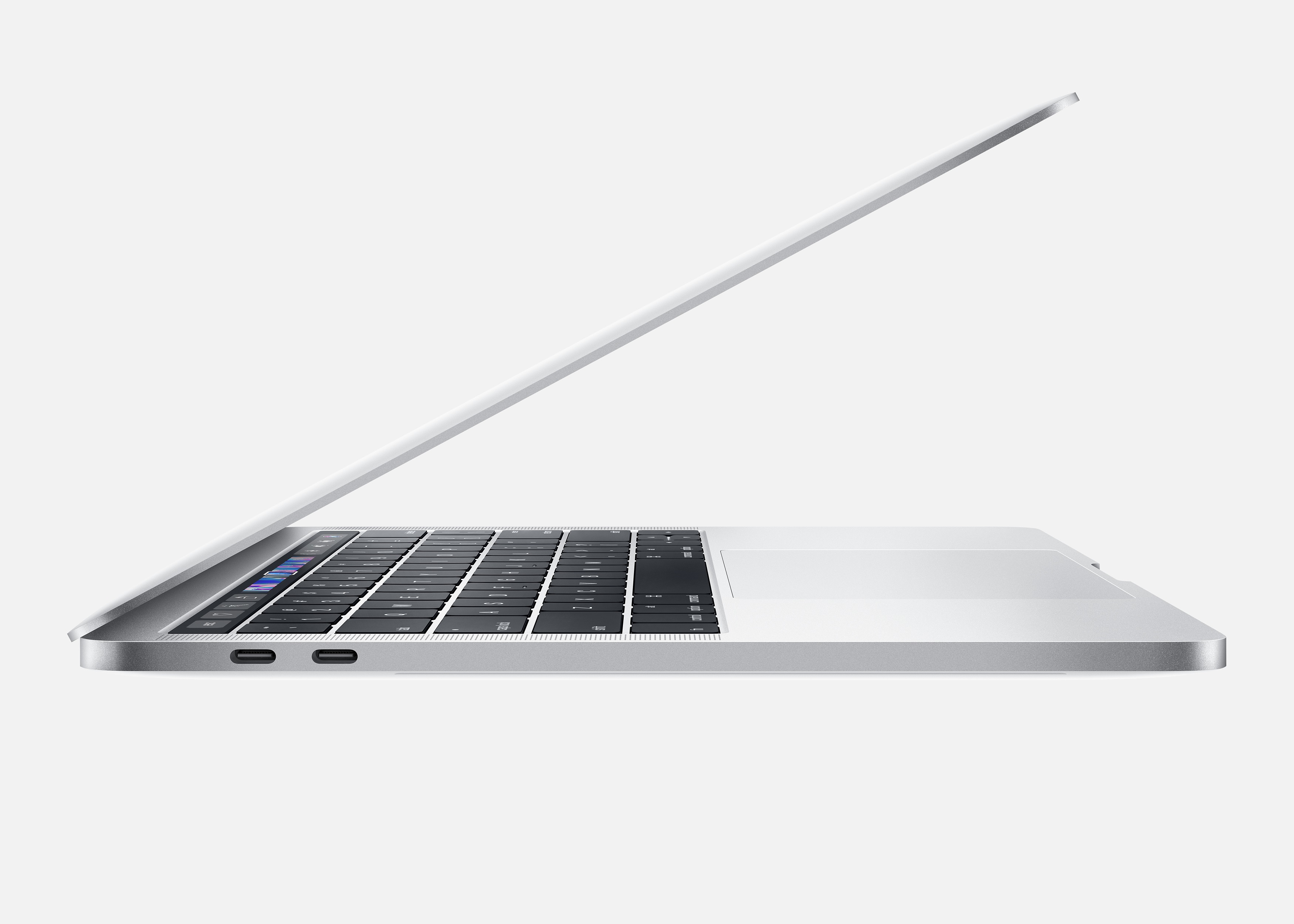 Un laptop Macbook argentato, parzialmente aperto, su sfondo bianco.
