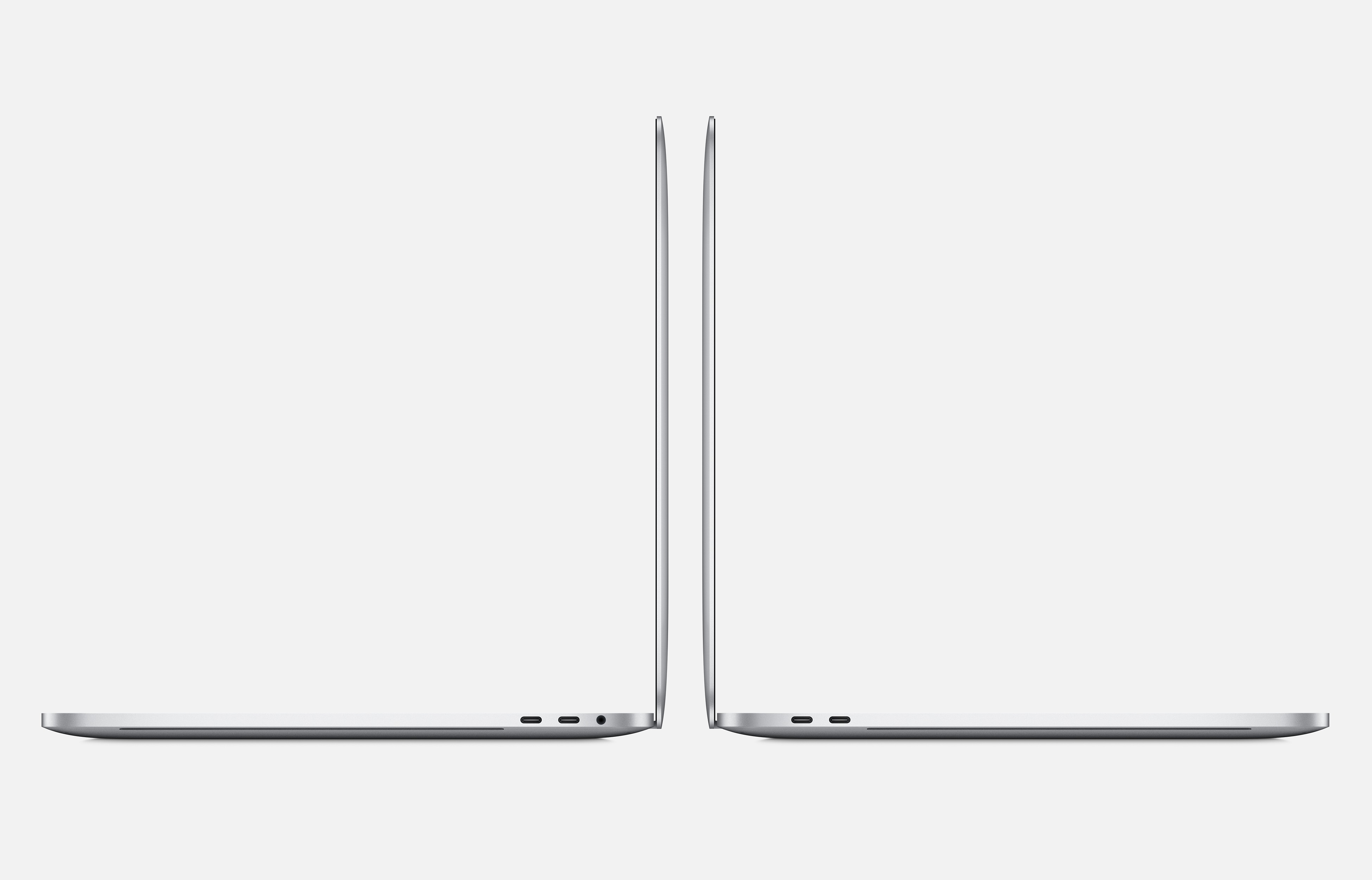 Due laptop argentati sono mostrati di lato. Gli schermi sono chiusi e il logo Apple è visibile in alto.