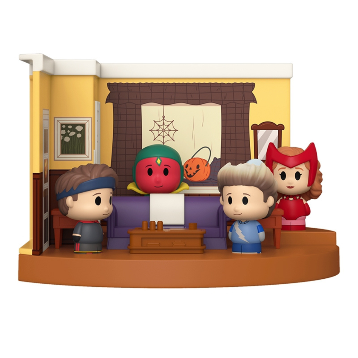 Un diorama con quattro personaggi Funko Pop in un salotto.
