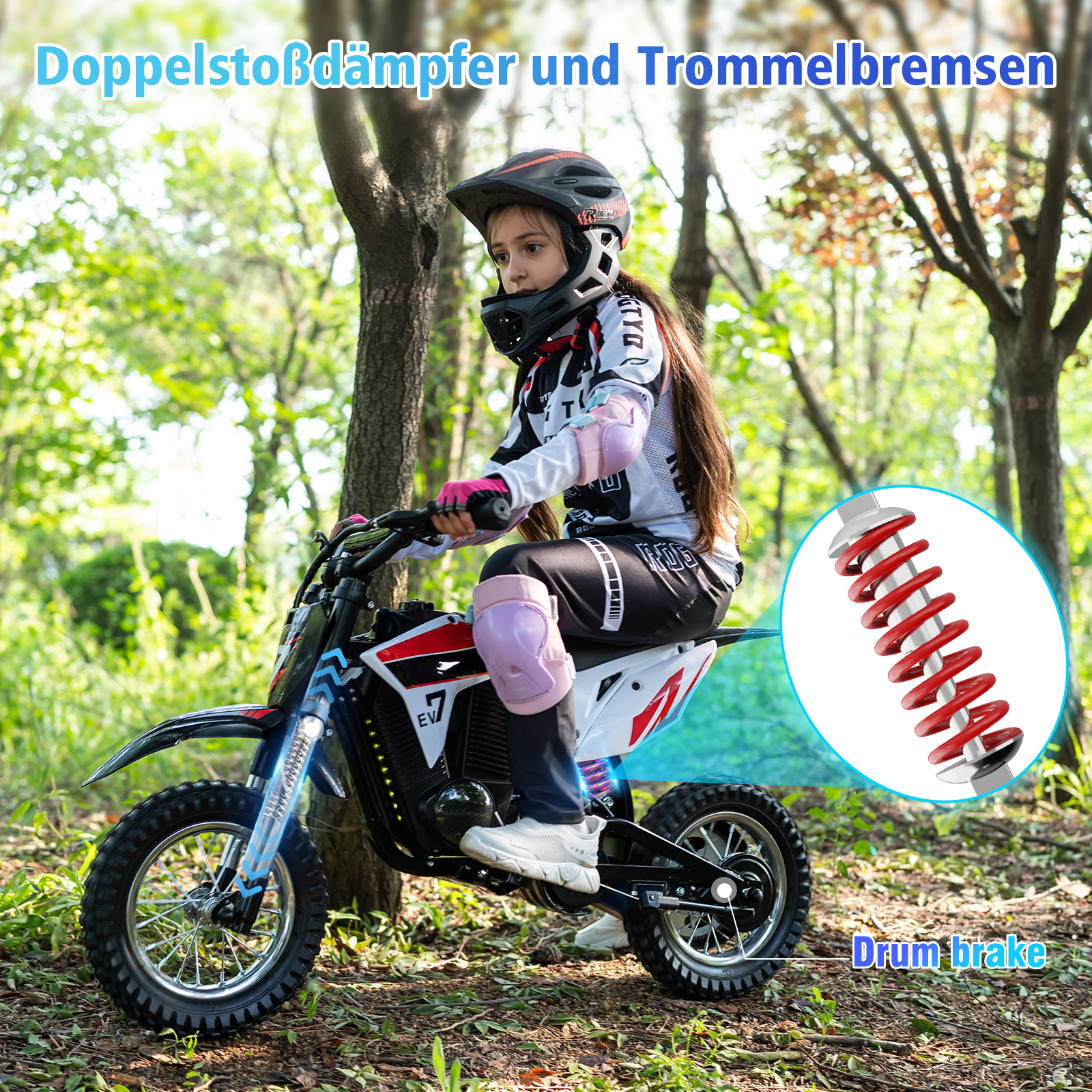 Kind fährt rotes und schwarzes Motorrad im Wald.