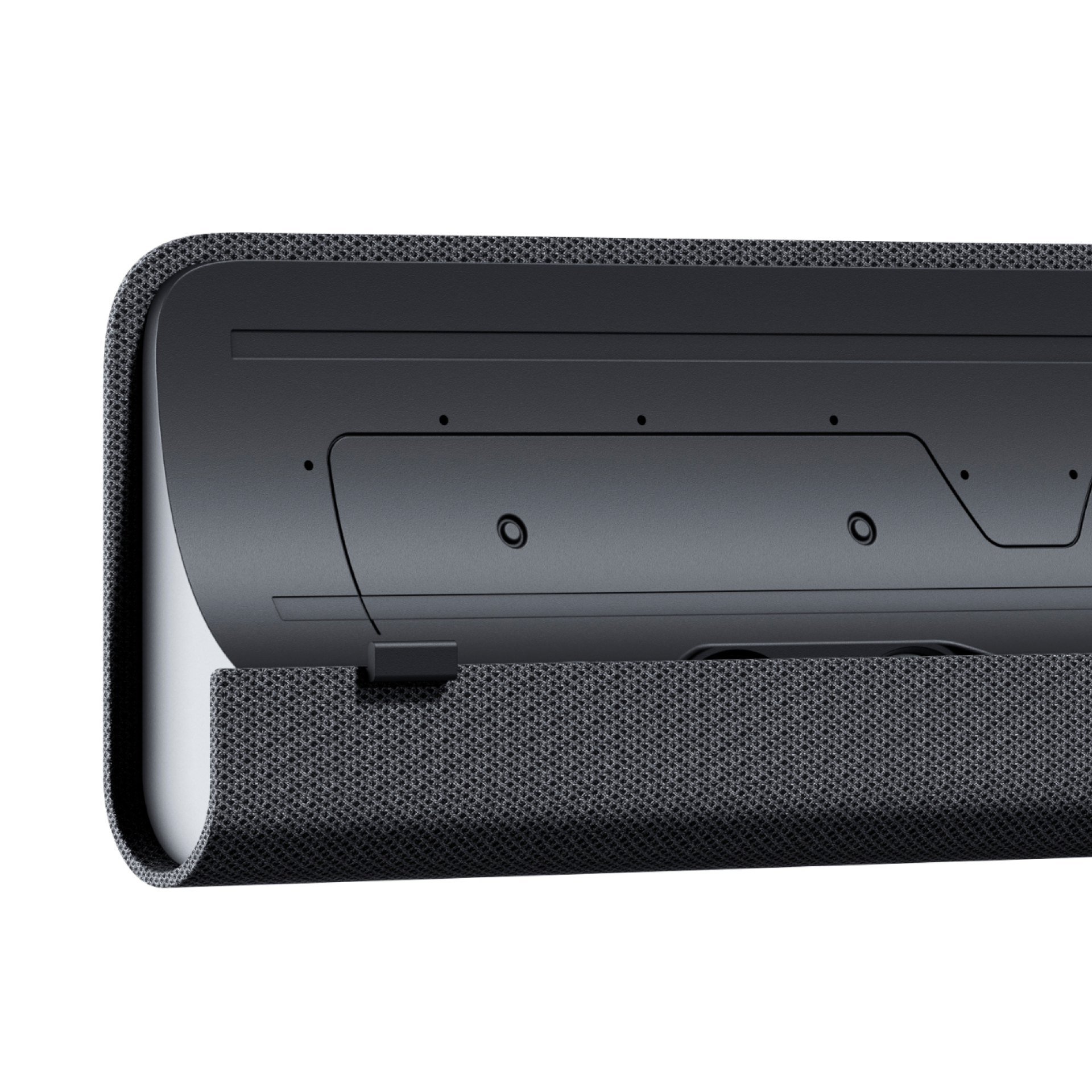 Soundbar grigio scuro con un tessuto a rete e sfondo bianco.