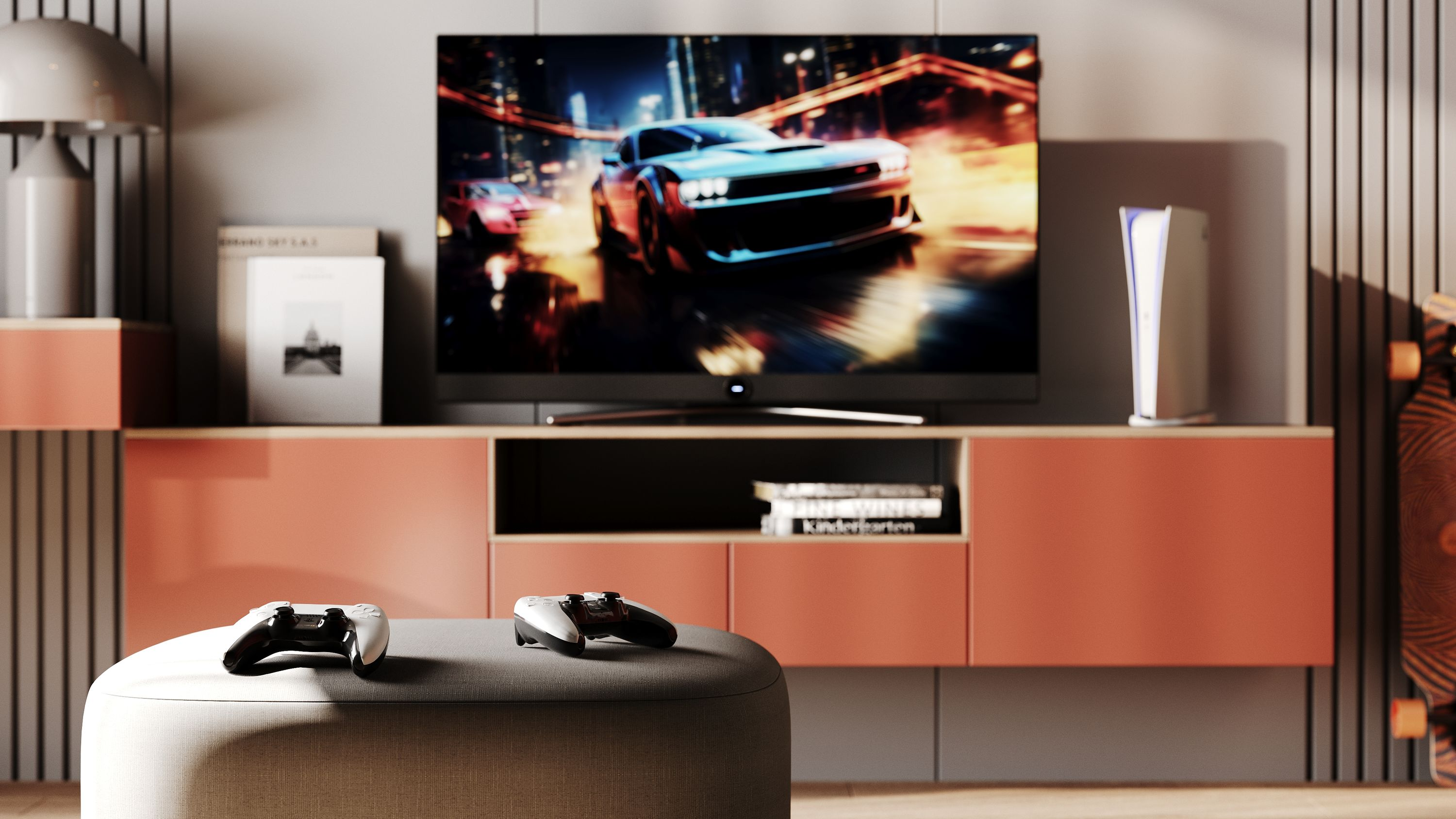Wohnzimmer mit Fernseher, PS5 und Controllern auf einem Tisch. Rennspiel auf dem Bildschirm.