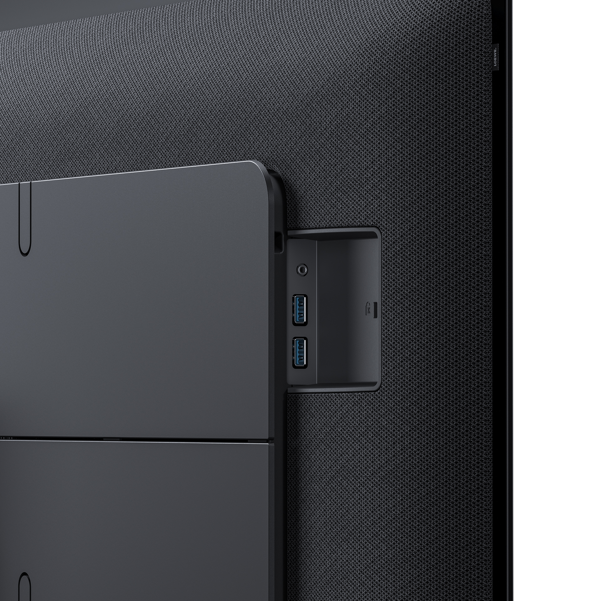 Zbliżenie czarnego urządzenia z portami USB i innymi połączeniami.