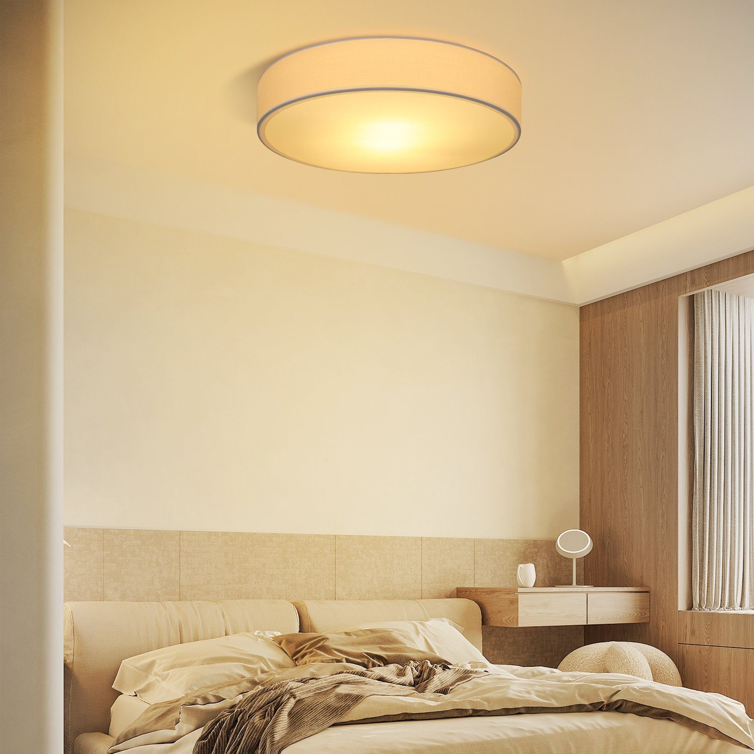 Sypialnia z okrągłą lampą sufitową. Łóżko na pierwszym planie. Biała ściana w tle.