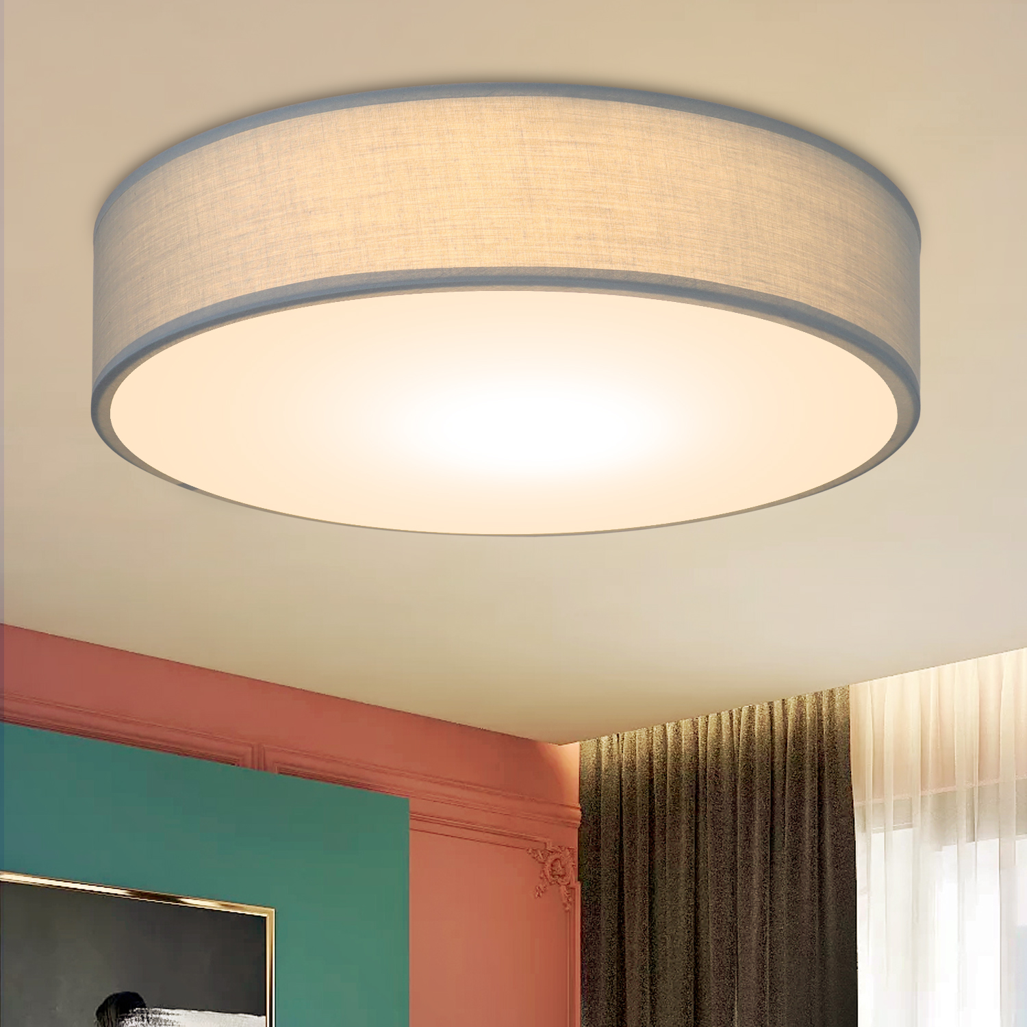 Okrągła lampa sufitowa z szarym abażurem, jasnym światłem i białym sufitem.