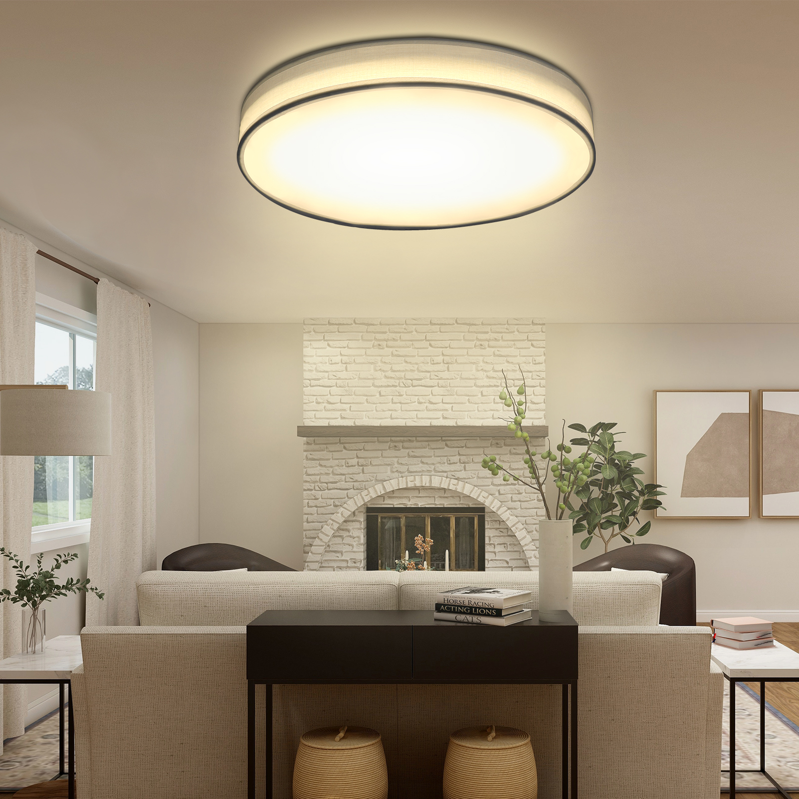 Okrągła lampa sufitowa jest w salonie. Jest biała sofa i kominek.