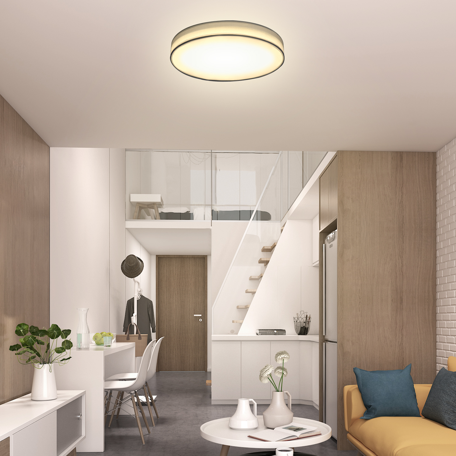 Nowoczesny salon z antresolą. Białe ściany i drewniane akcenty, żółta sofa i okrągła lampa sufitowa.