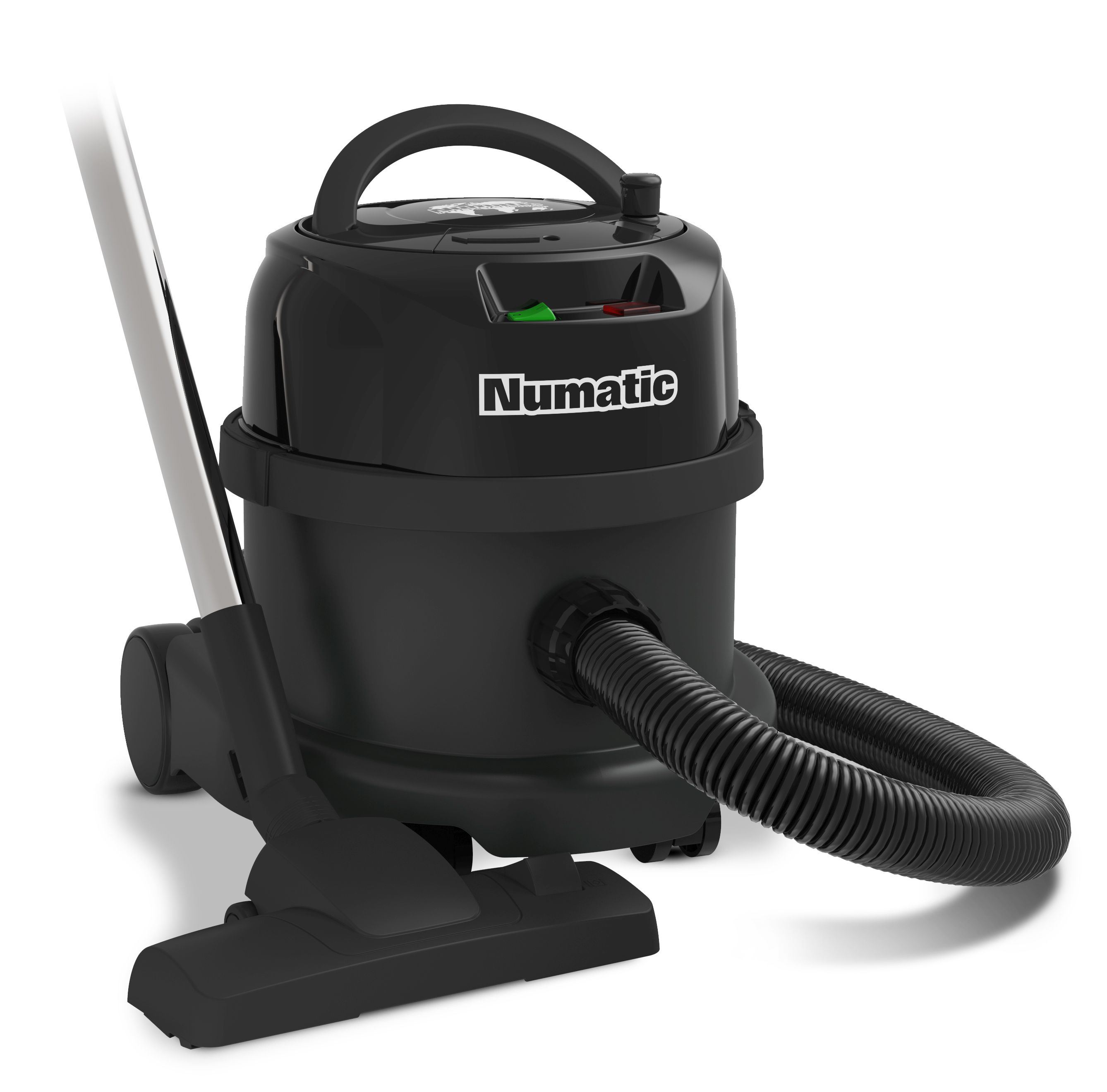 Aspirapolvere nero Numatic su sfondo bianco. Ha un tubo e una maniglia.