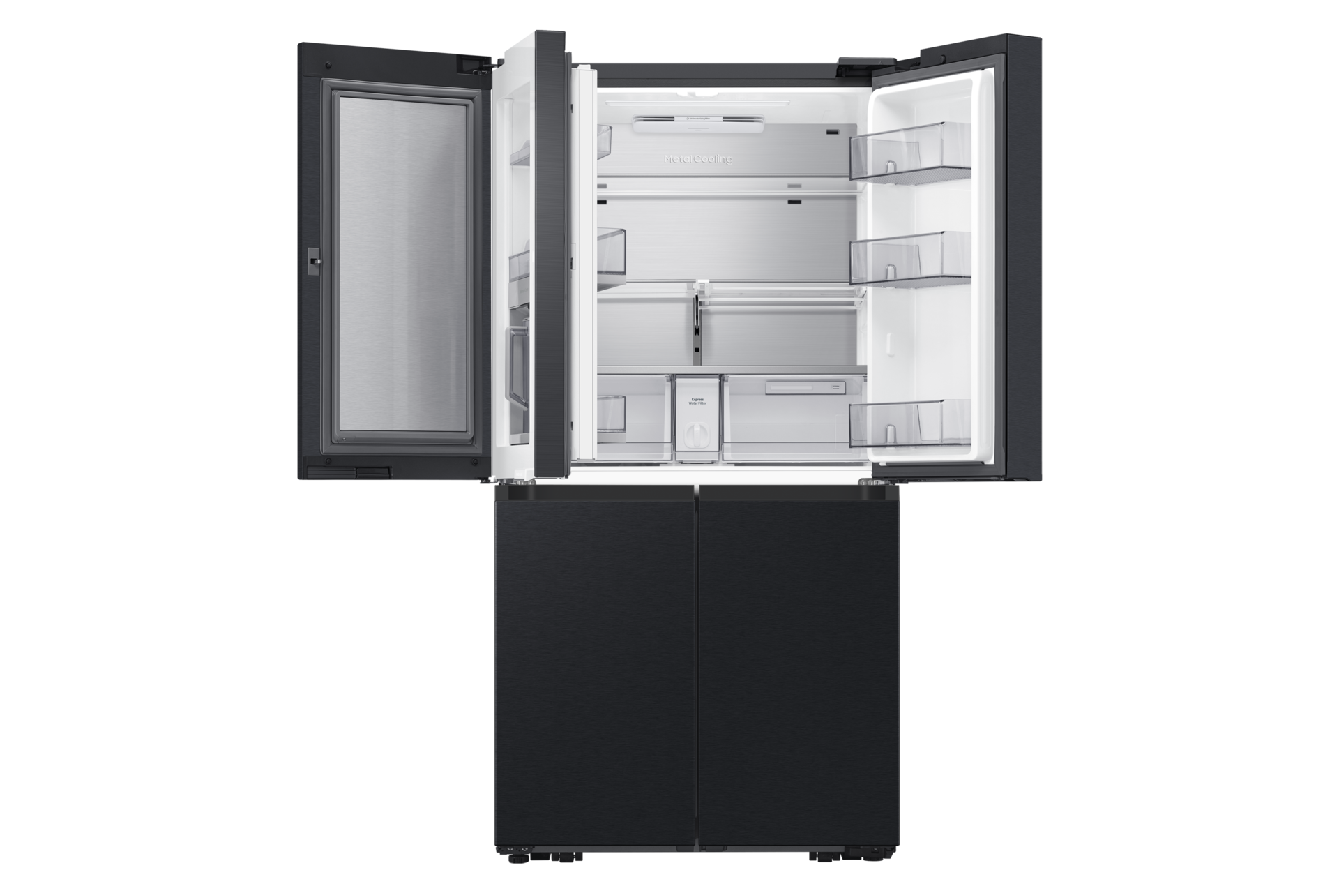 Czarna lodówka z otwartymi drzwiami, pokazująca wnętrze z półkami, szufladami i oświetleniem.