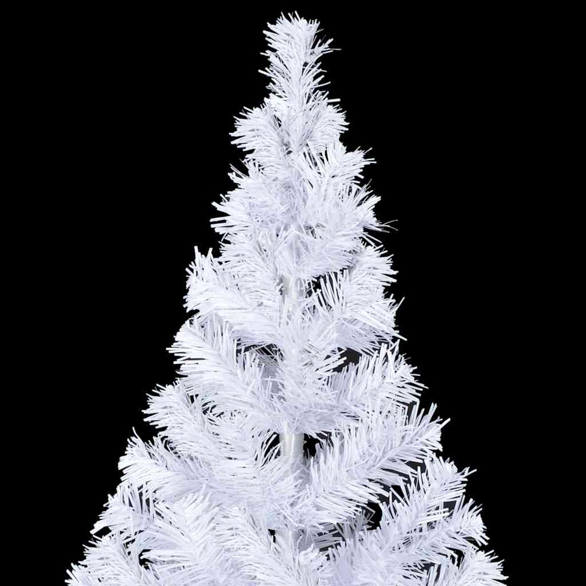 Ein weißer künstlicher Weihnachtsbaum mit schwarzen Hintergrund.