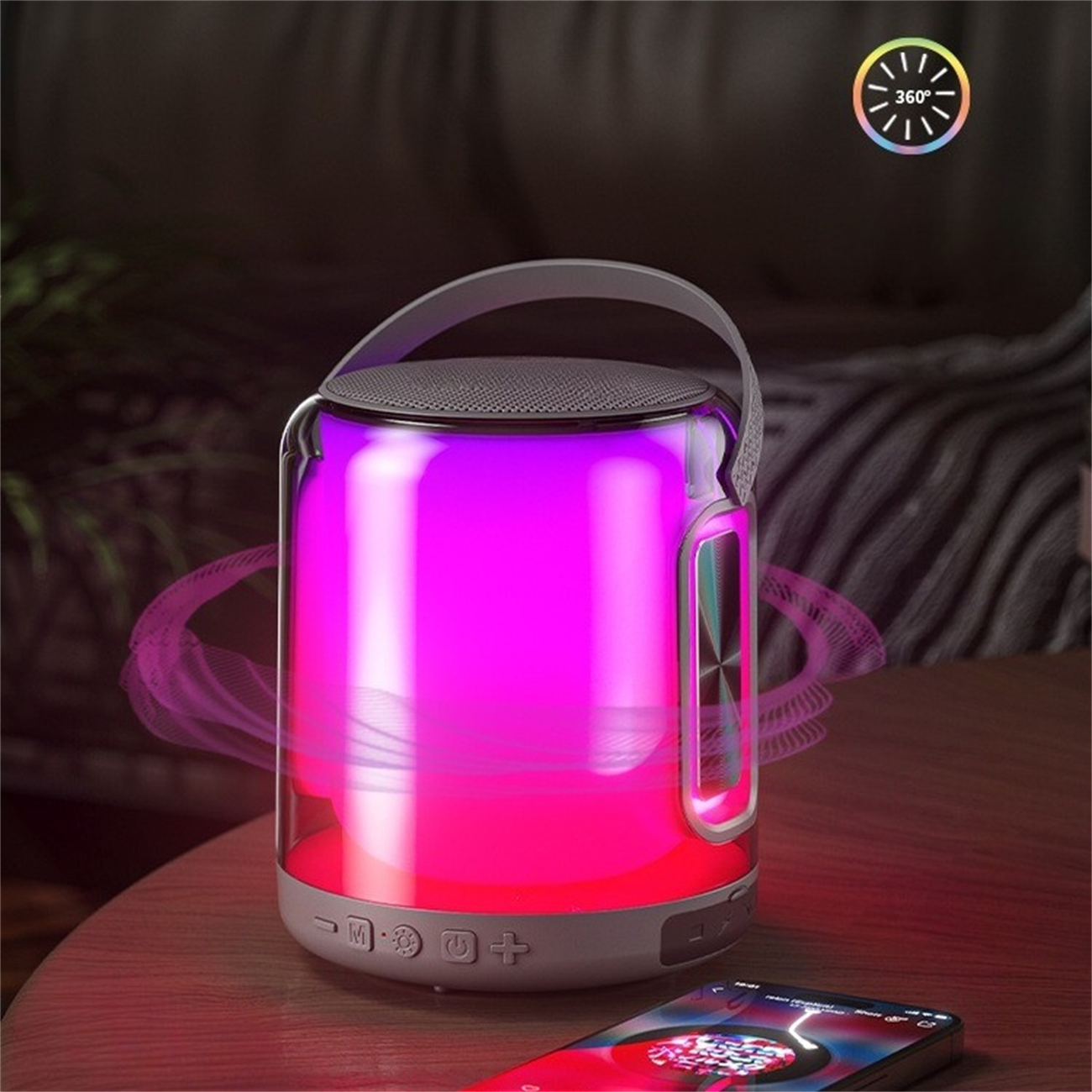 Ein zylindrischer Lautsprecher mit Griff. Er leuchtet rosa. Der Lautsprecher hat Knöpfe zur Steuerung unten.