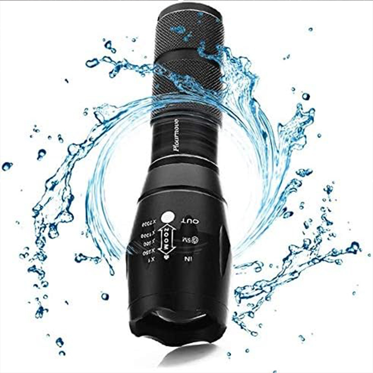 Schwarze Taschenlampe, von Wasserspritzern umgeben, auf Weiß isoliert.