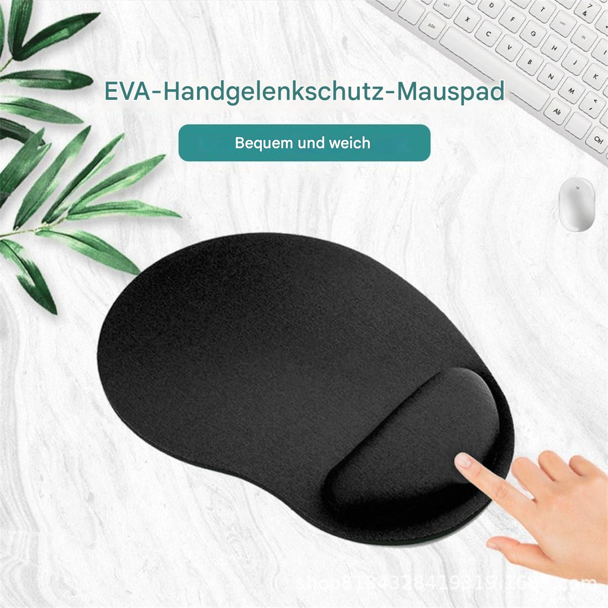 Ein schwarzes Mauspad mit Handgelenkauflage wird gezeigt. Eine Hand zeigt darauf.