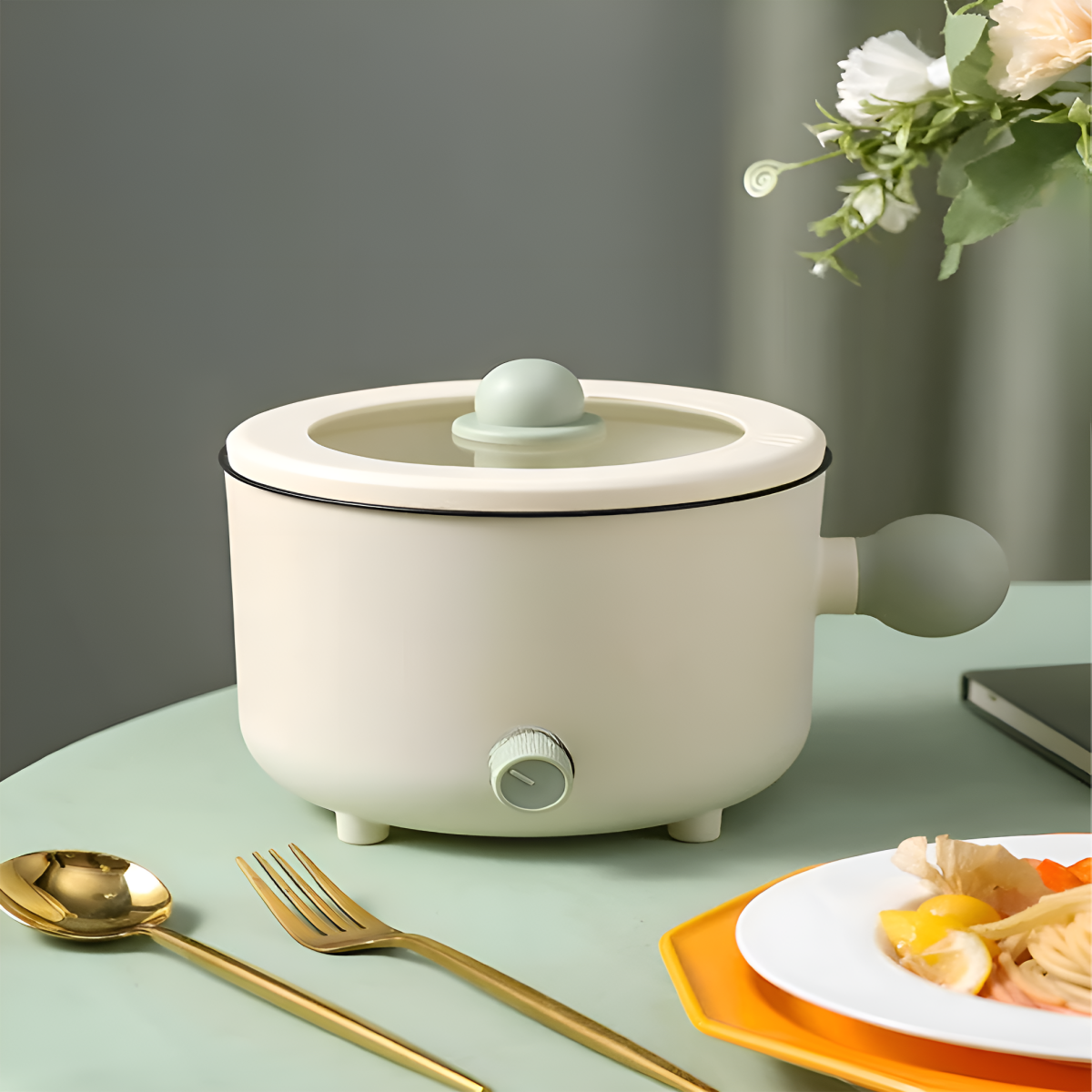 Cremefarbener elektrischer Topf mit Glasdeckel, Griff und Drehregler.