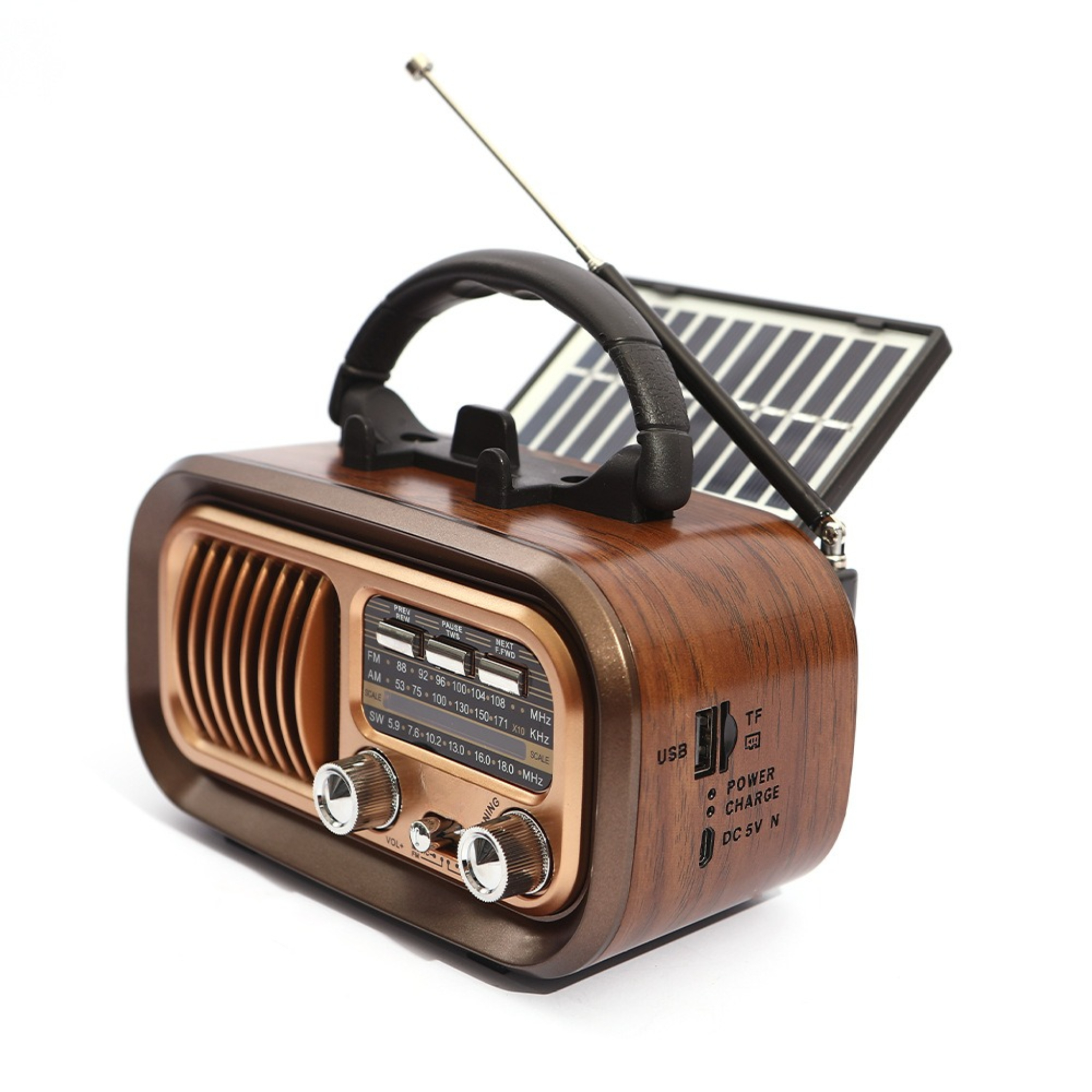Holzradio im Retro-Stil mit Antenne und Solarpanel. Braun mit goldenen Akzenten. Weißer Hintergrund.