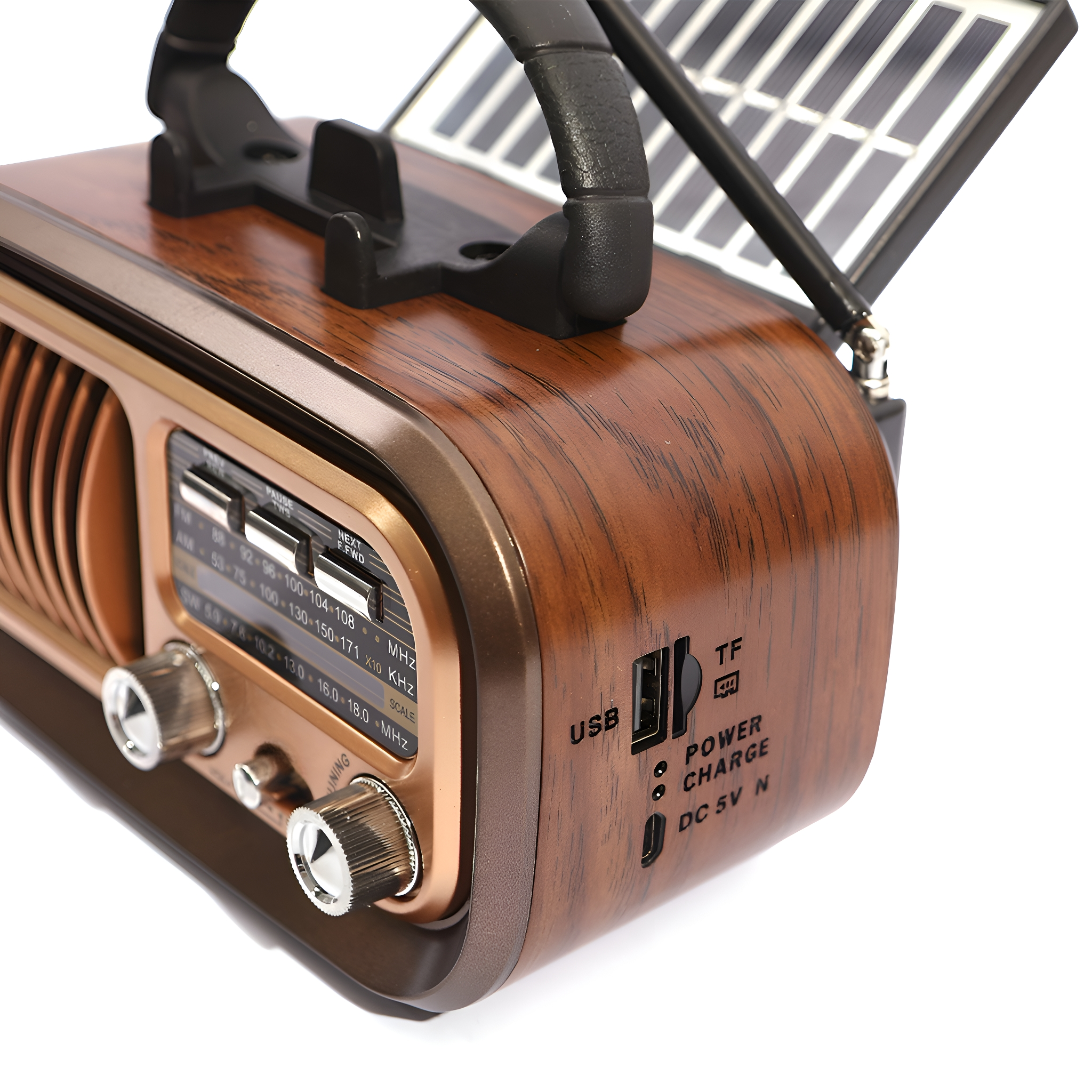 Ein Vintage-Radio mit Solarpanel oben. Holzoptik in Braun mit Knöpfen und verschiedenen Anschlüssen.