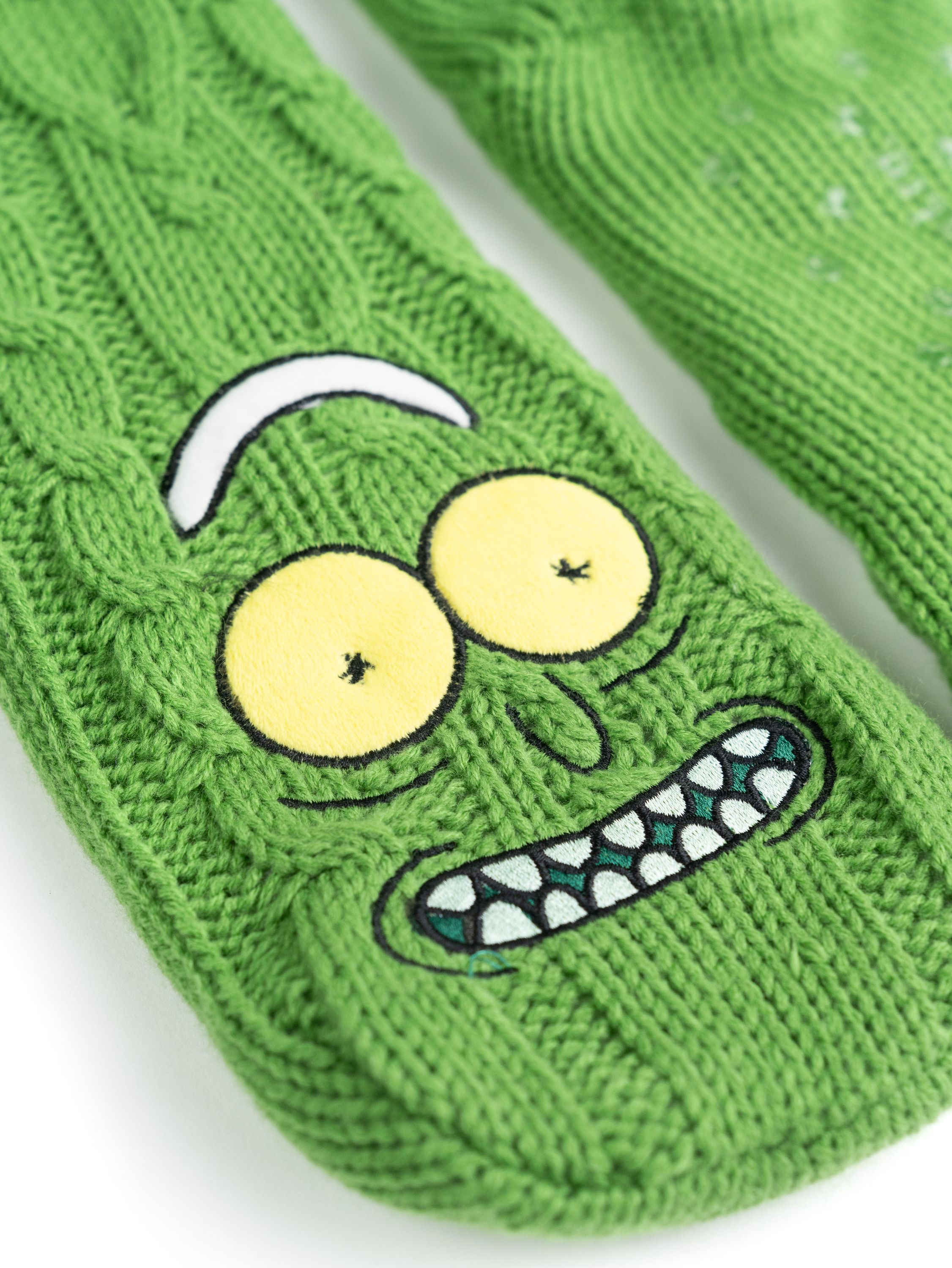Grüne Strickstrümpfe mit einem Cartoon-Gesicht darauf. Das Gesicht ist von einer Pickle Rick-Figur.