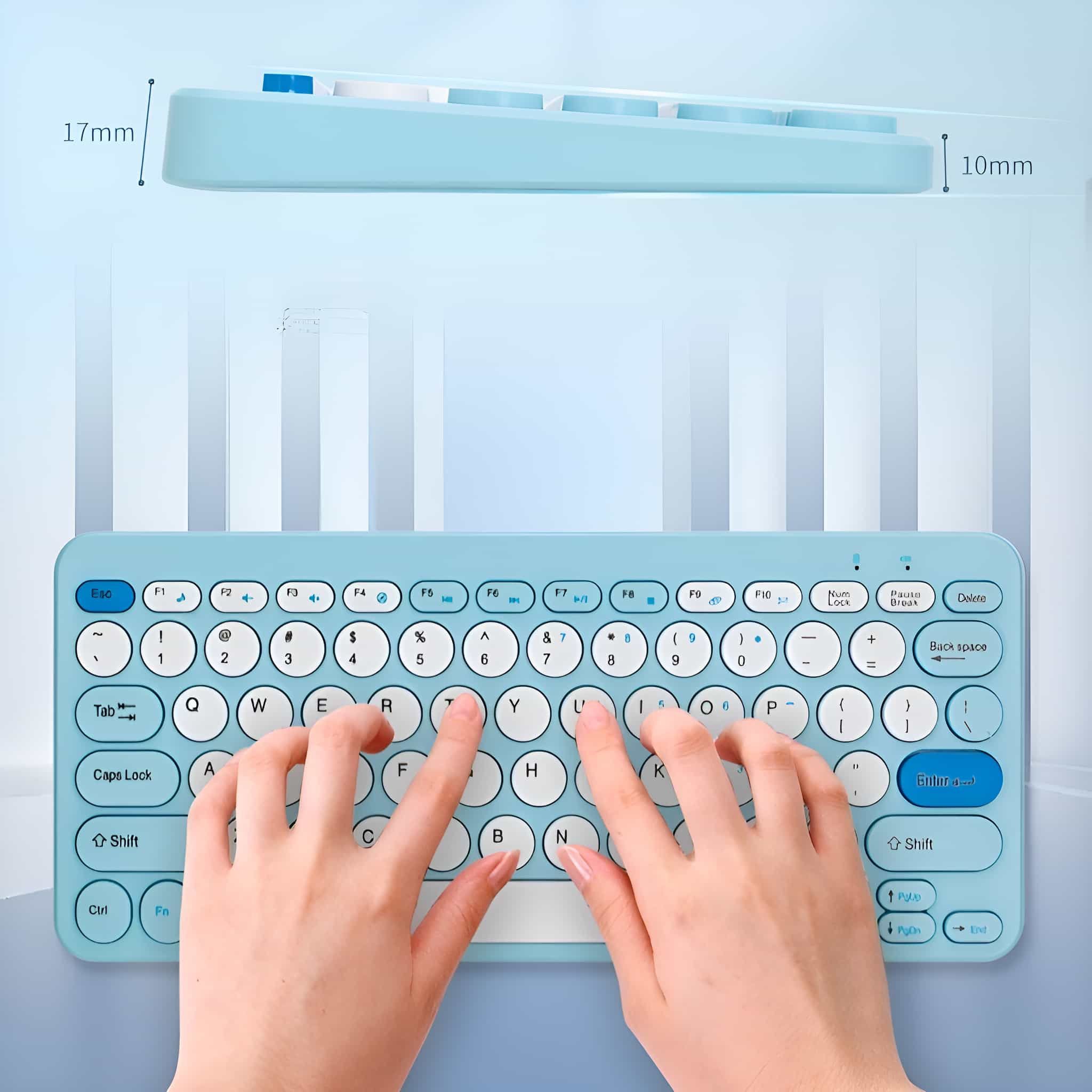 Hellblaue Tastatur mit weißen Tasten. Hände liegen auf der Tastatur. Blauer Hintergrund mit Abmessungen.