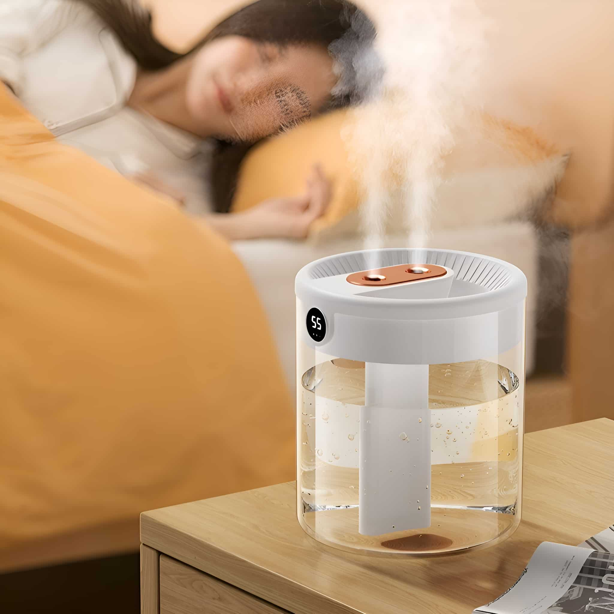 Weißer Luftbefeuchter mit Wasser und Nebel, eine schlafende Person im Hintergrund, Nachttisch.