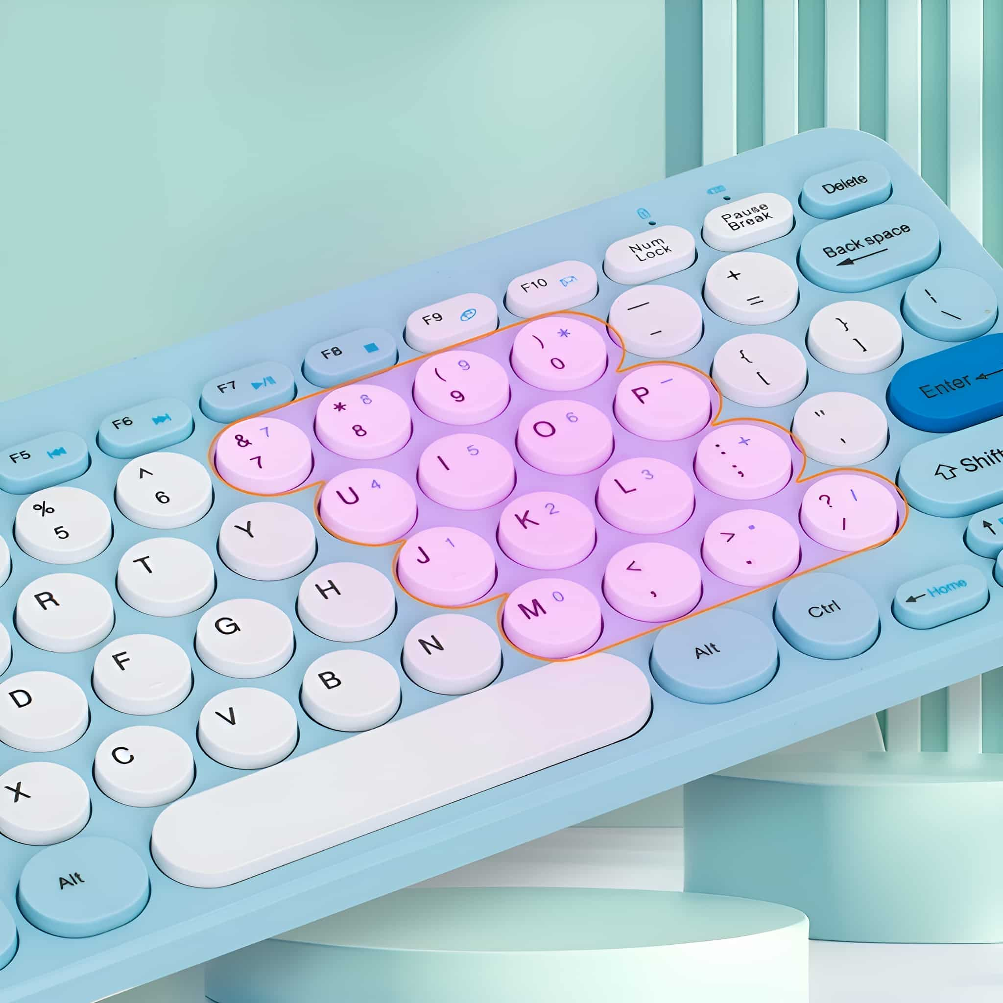 Blaue Tastatur. Weiße und blaue Tasten, rosa hervorgehobene Tasten, mit sichtbaren Funktionen und Sonderzeichen.