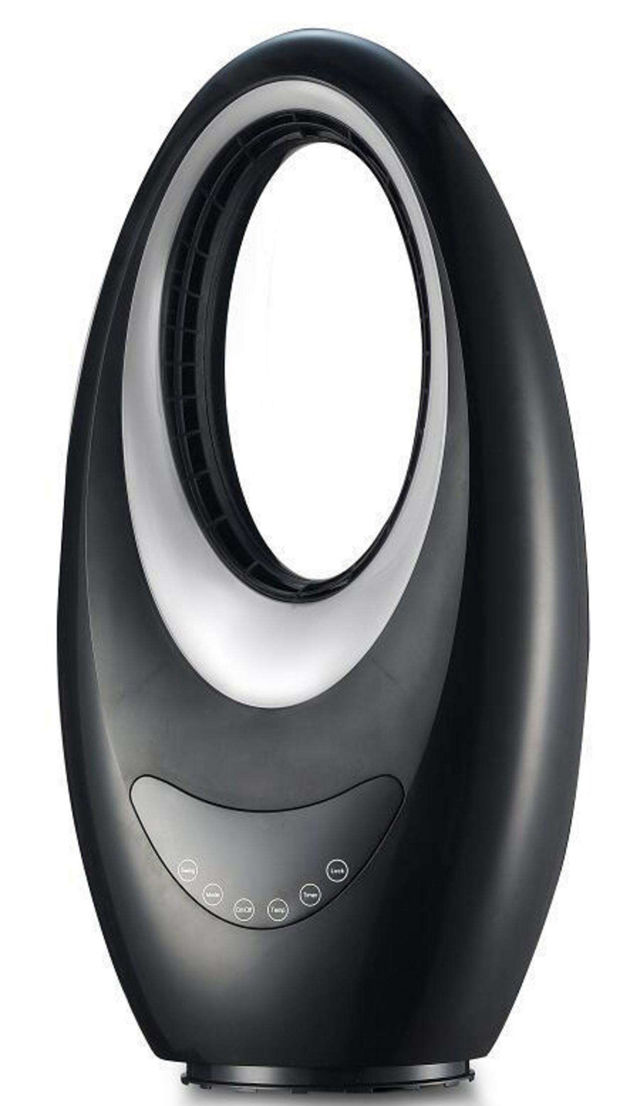 Ventilatore ovale nero con finiture argentate e pulsanti sulla base, sfondo bianco.
