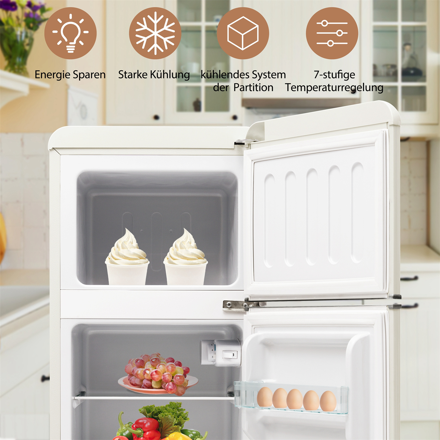 Kühlschrank mit geöffneten Türen, zeigt Lebensmittel innen.