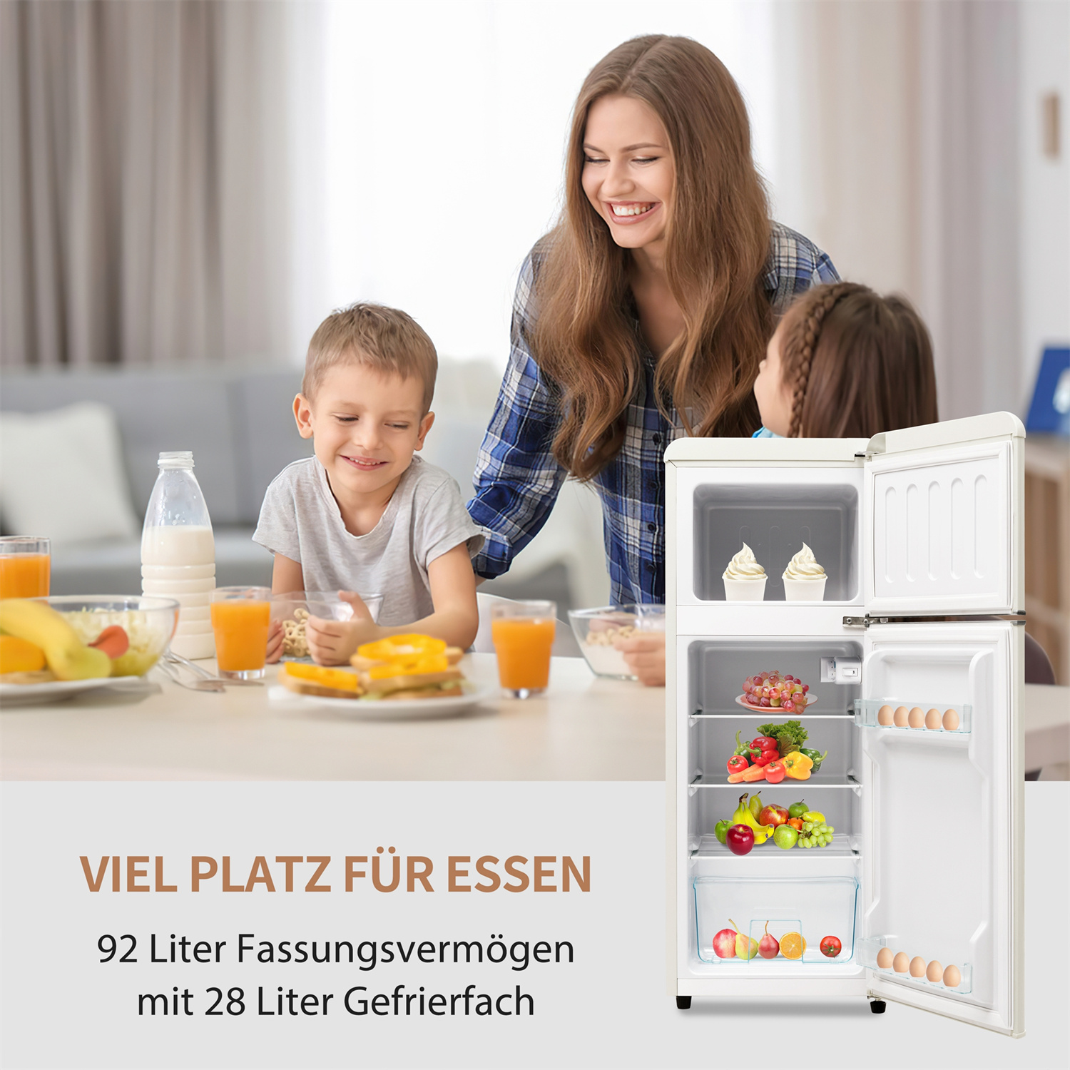 Eine Familie mit einem Mini-Kühlschrank voller Essen und Saftgläsern auf dem Tisch.