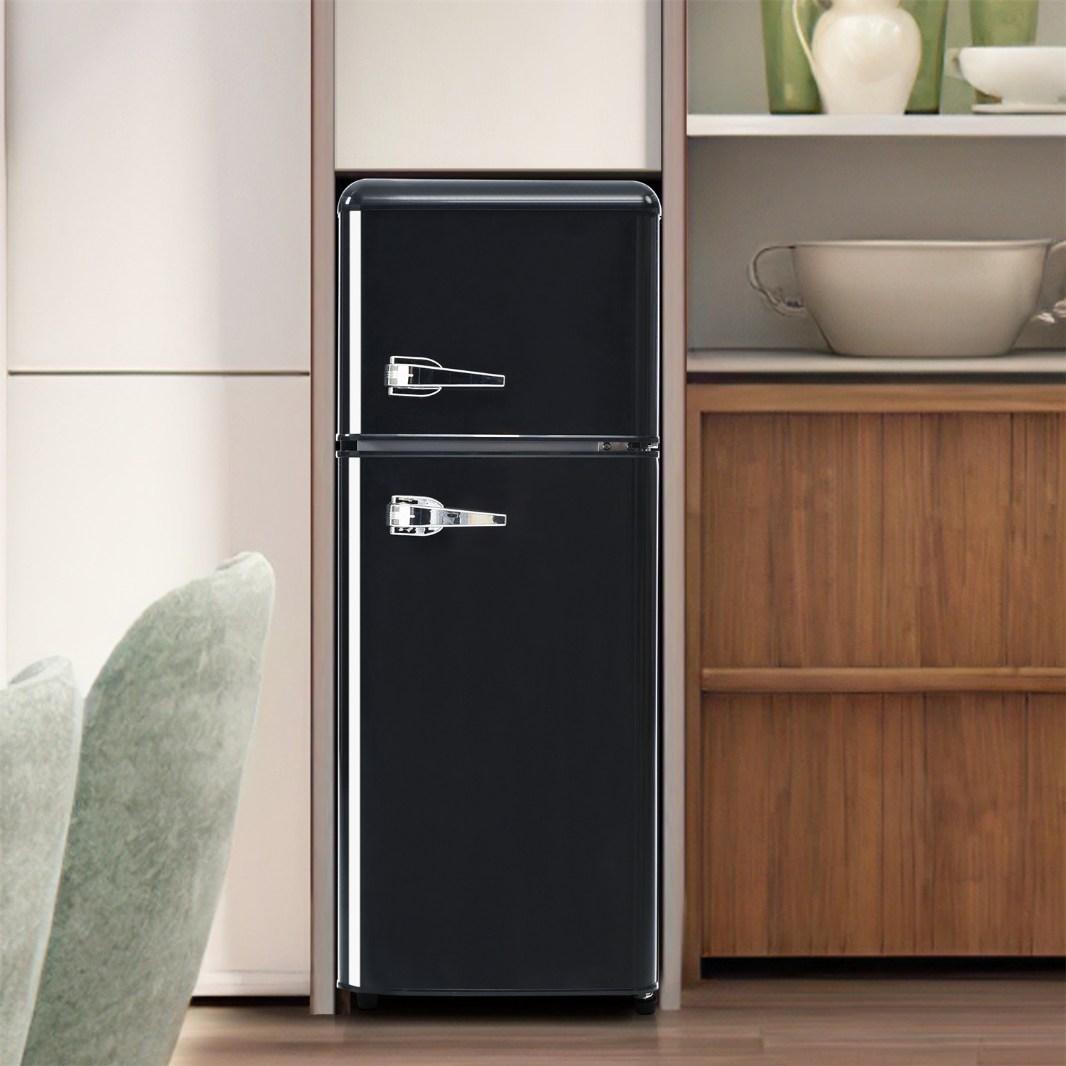 Schwarzer Kühlschrank mit zwei Fächern, in einer Küchenumgebung.
