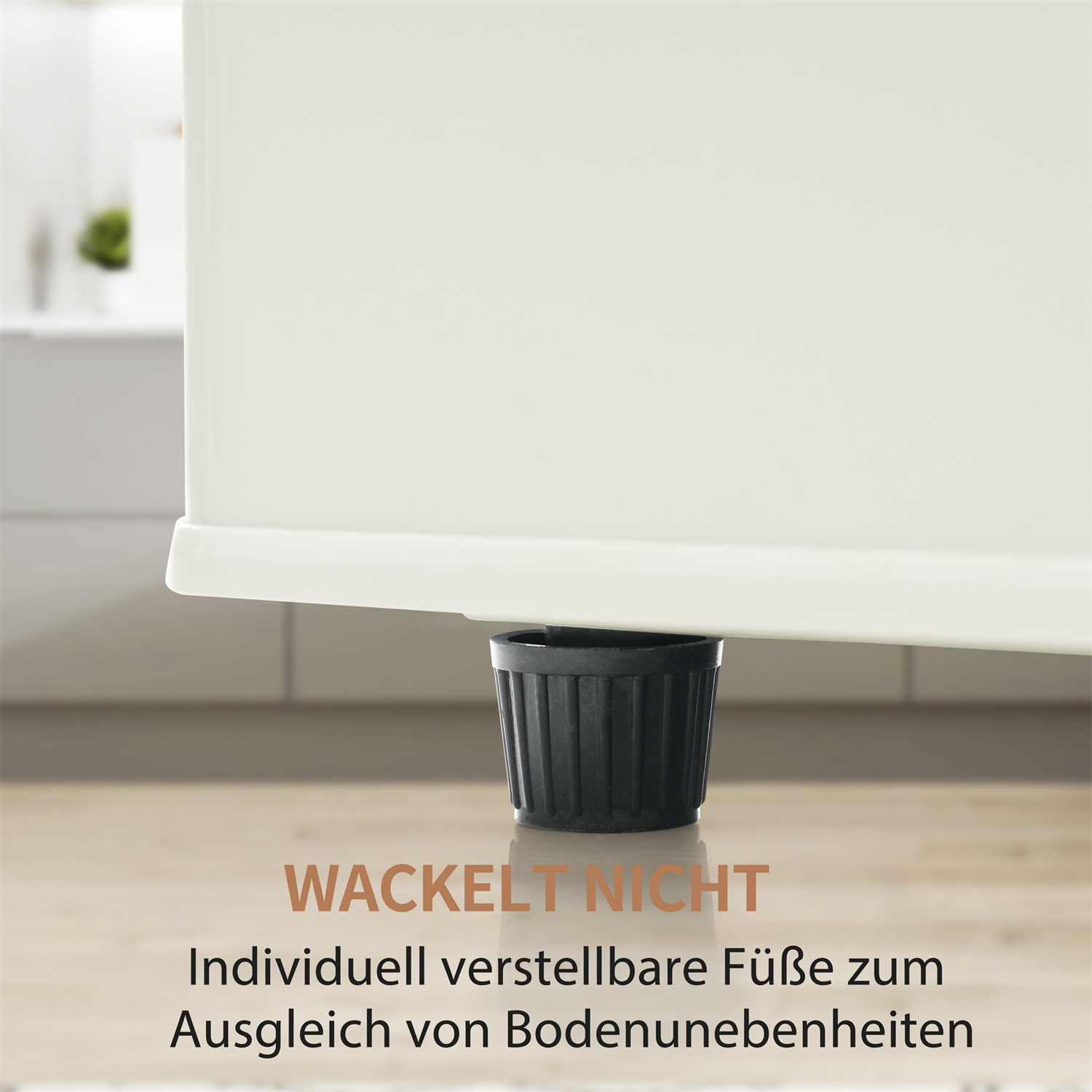 Ein Schrankbein steht auf einem schwarzen, verstellbaren Fuß. Text: Wackelt nicht.
