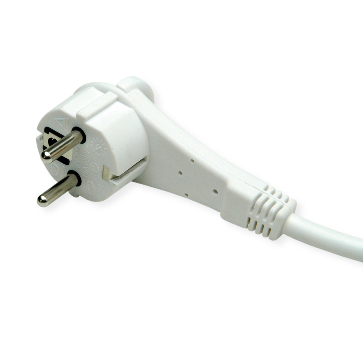 Witte stekker met drie pinnen en een witte kabel, tegen een witte achtergrond.