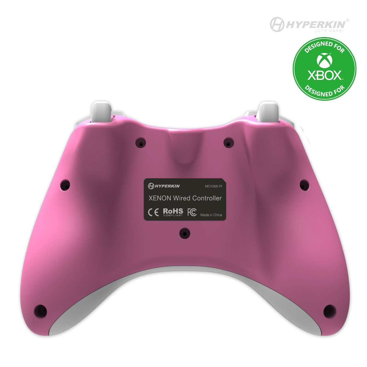 Achterkant van roze Xbox-controller. Witte accenten aan de boven- en onderkant. Zwarte knoppen en Hyperkin-logo.