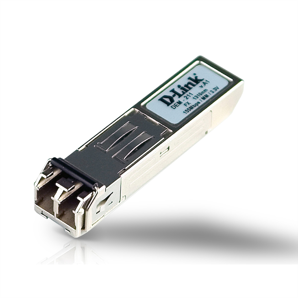 Connecteur D-Link argenté avec une étiquette. Trois broches visibles. Prise de vue en angle.