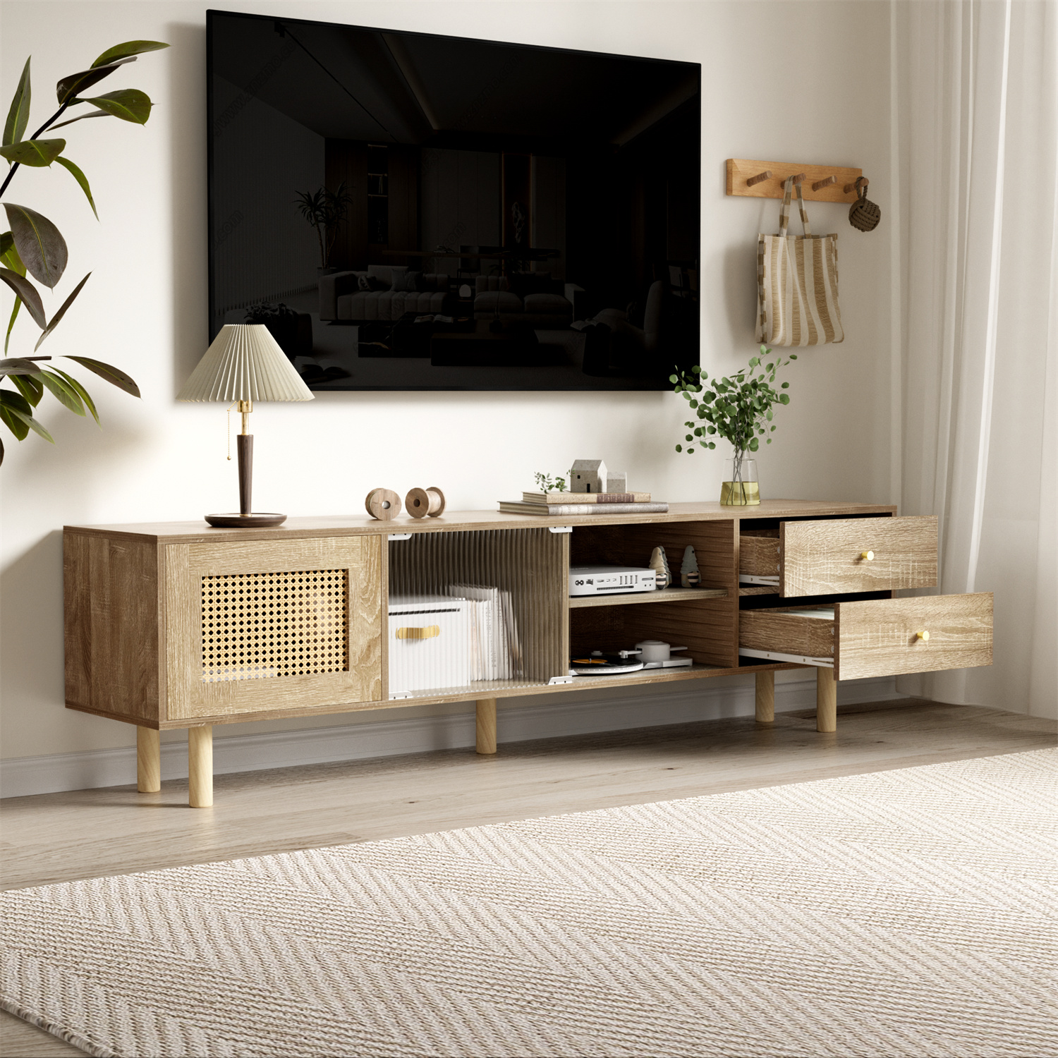 TV-Ständer aus Holz mit TV darüber. Eine Lampe, Deko und Teppich sind im Bild.